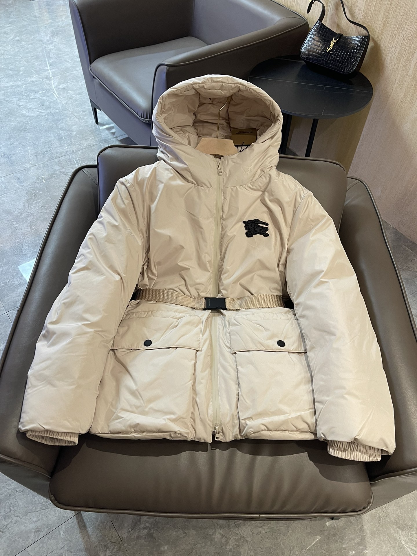 T9975#羽绒服特价‼️
Burberry 最新款 90% 鸭绒 配腰带 短款羽绒服 米色 SML