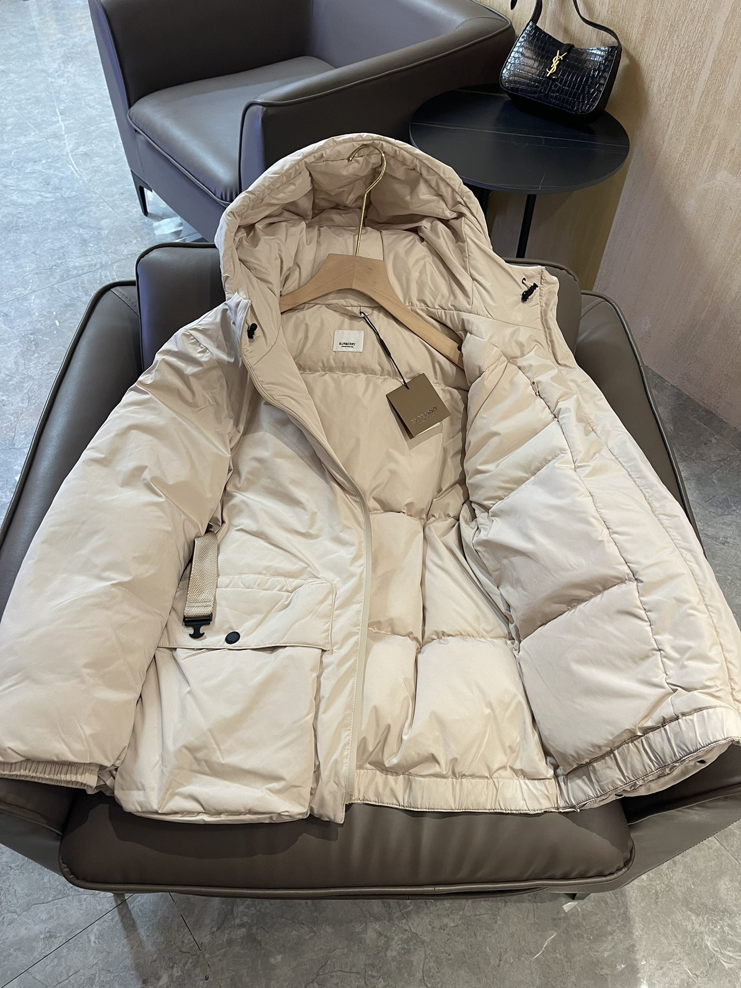 T9975#羽绒服特价‼️
Burberry 最新款 90% 鸭绒 配腰带 短款羽绒服 米色 SML