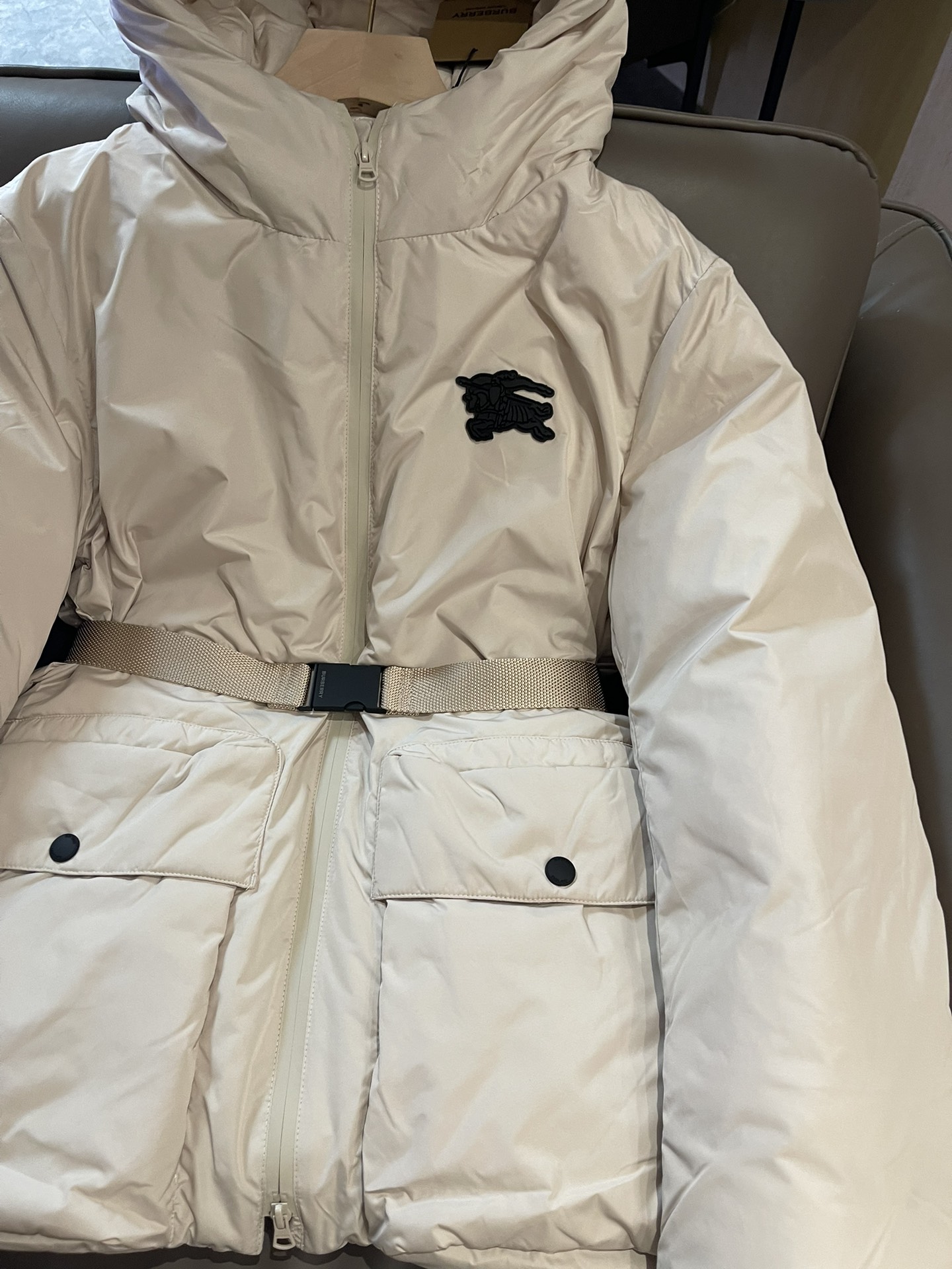 T9975#羽绒服特价‼️
Burberry 最新款 90% 鸭绒 配腰带 短款羽绒服 米色 SML