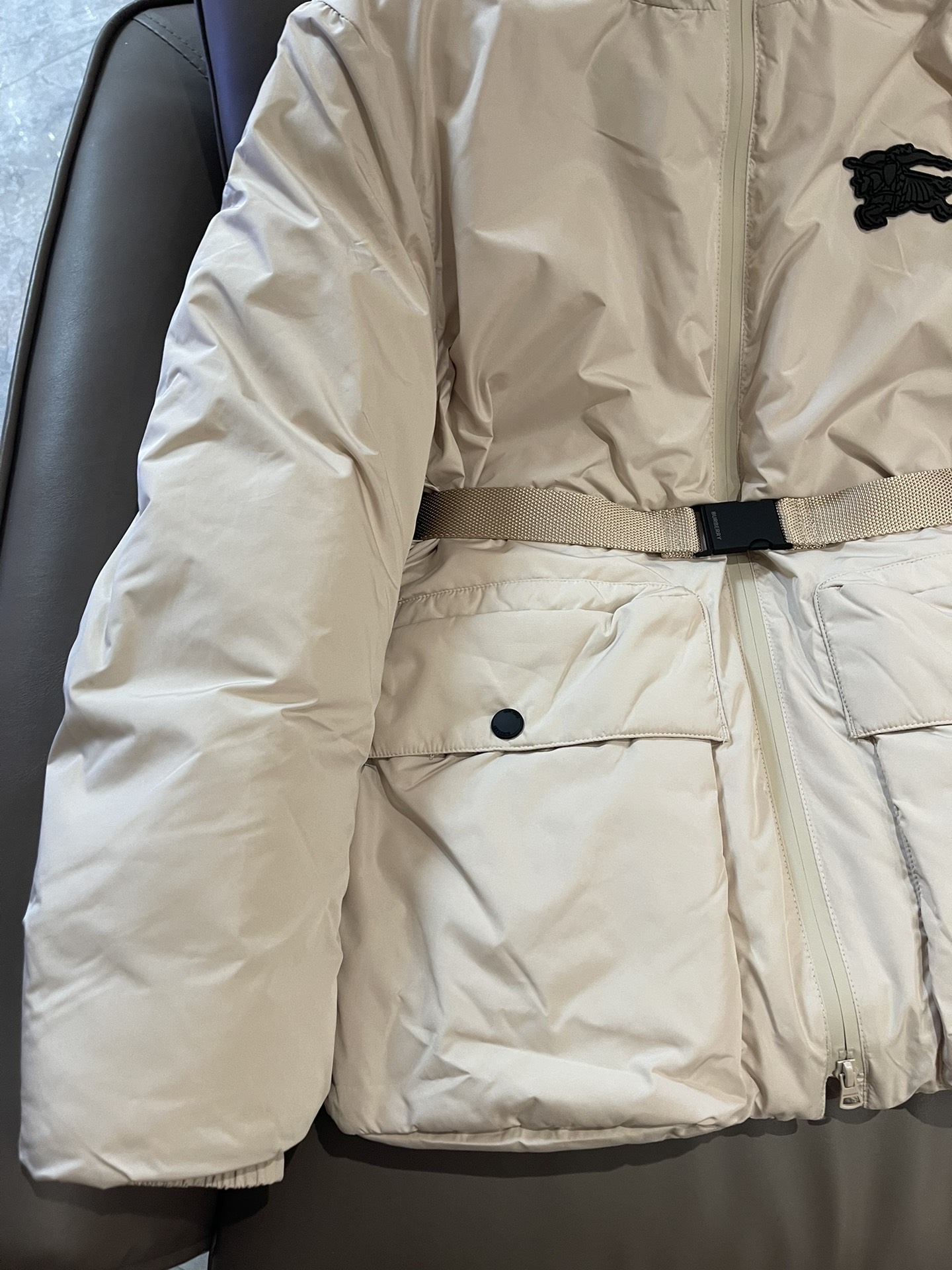T9975#羽绒服特价‼️
Burberry 最新款 90% 鸭绒 配腰带 短款羽绒服 米色 SML