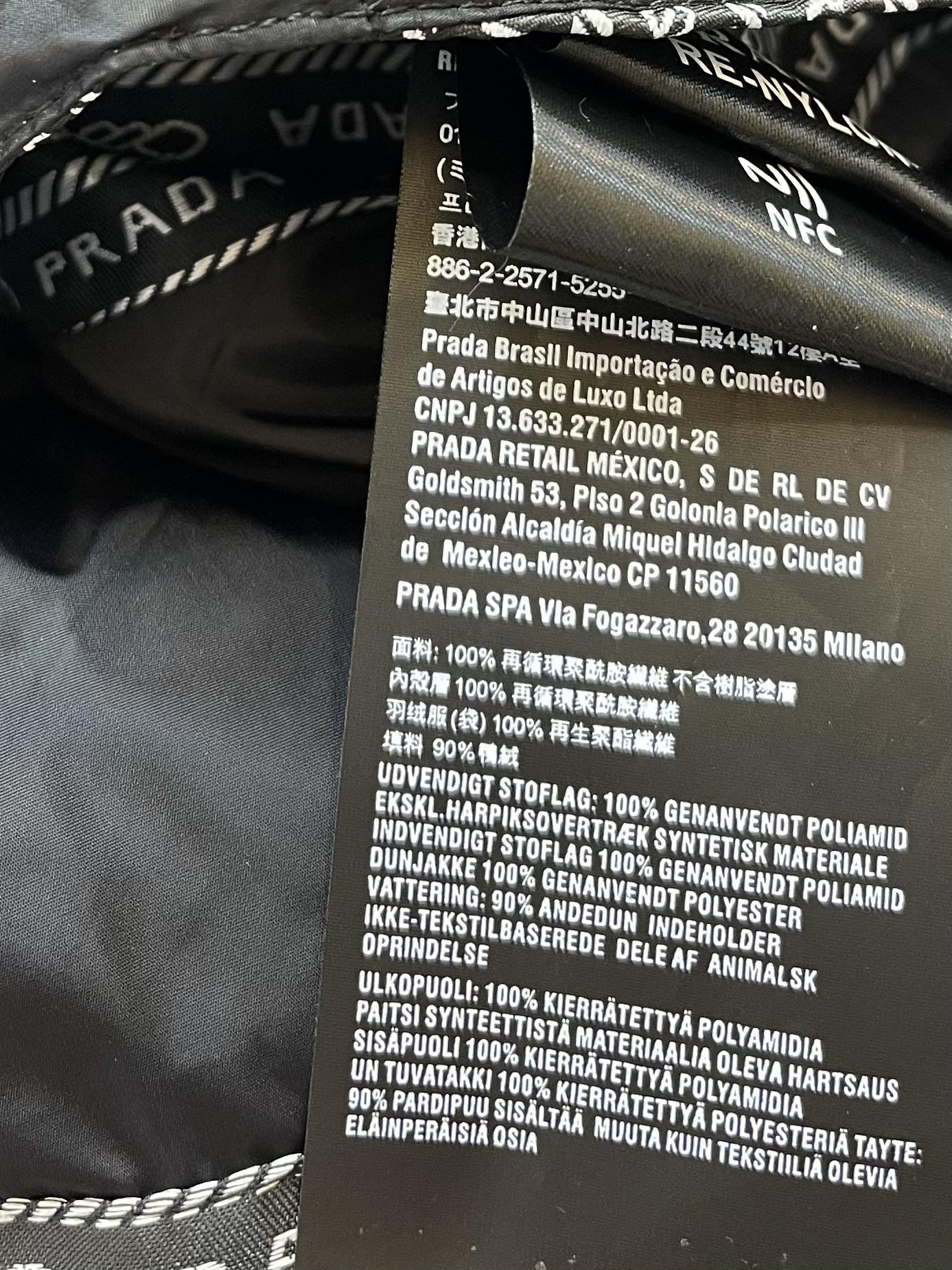 T9987#羽绒服⚠️特价‼️
Prada 最新款 字母提花 短款 拆袖 90% 白鸭绒 羽绒服  36