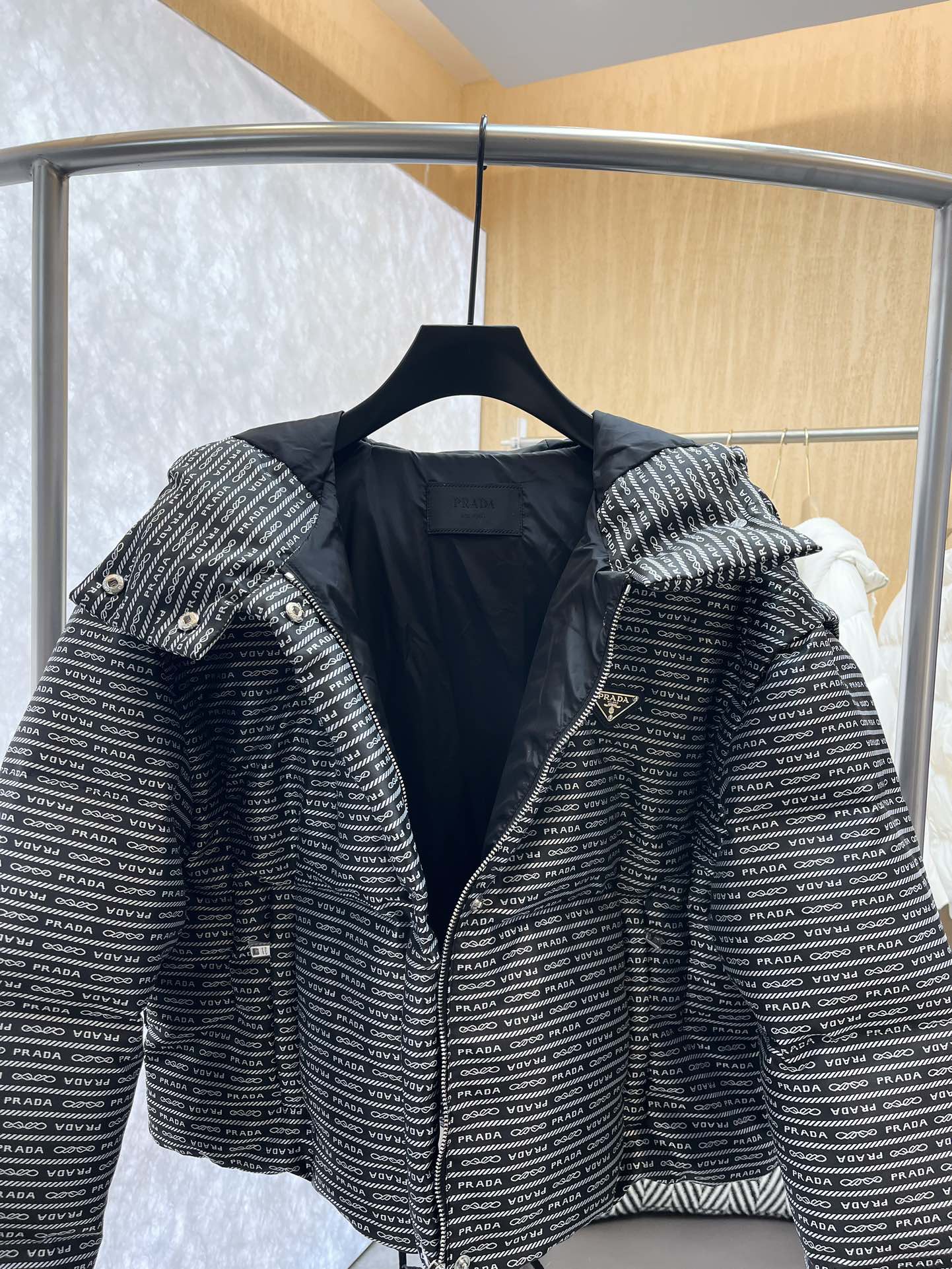 T9987#羽绒服⚠️特价‼️
Prada 最新款 字母提花 短款 拆袖 90% 白鸭绒 羽绒服  36