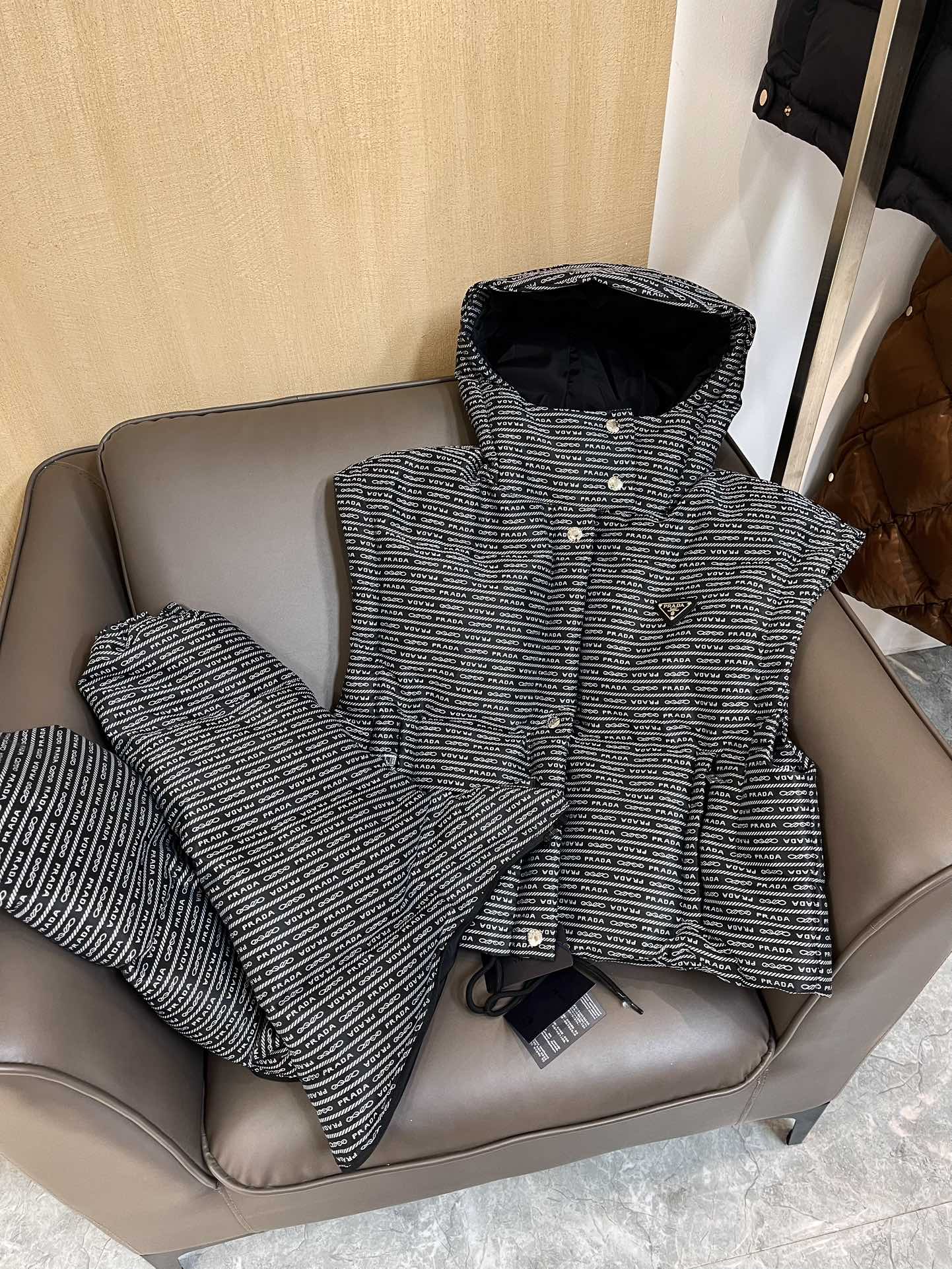 T9987#羽绒服⚠️特价‼️
Prada 最新款 字母提花 短款 拆袖 90% 白鸭绒 羽绒服  36