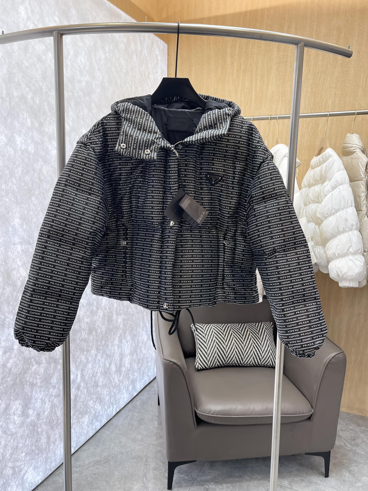 T9987#羽绒服⚠️特价‼️
Prada 最新款 字母提花 短款 拆袖 90% 白鸭绒 羽绒服  36