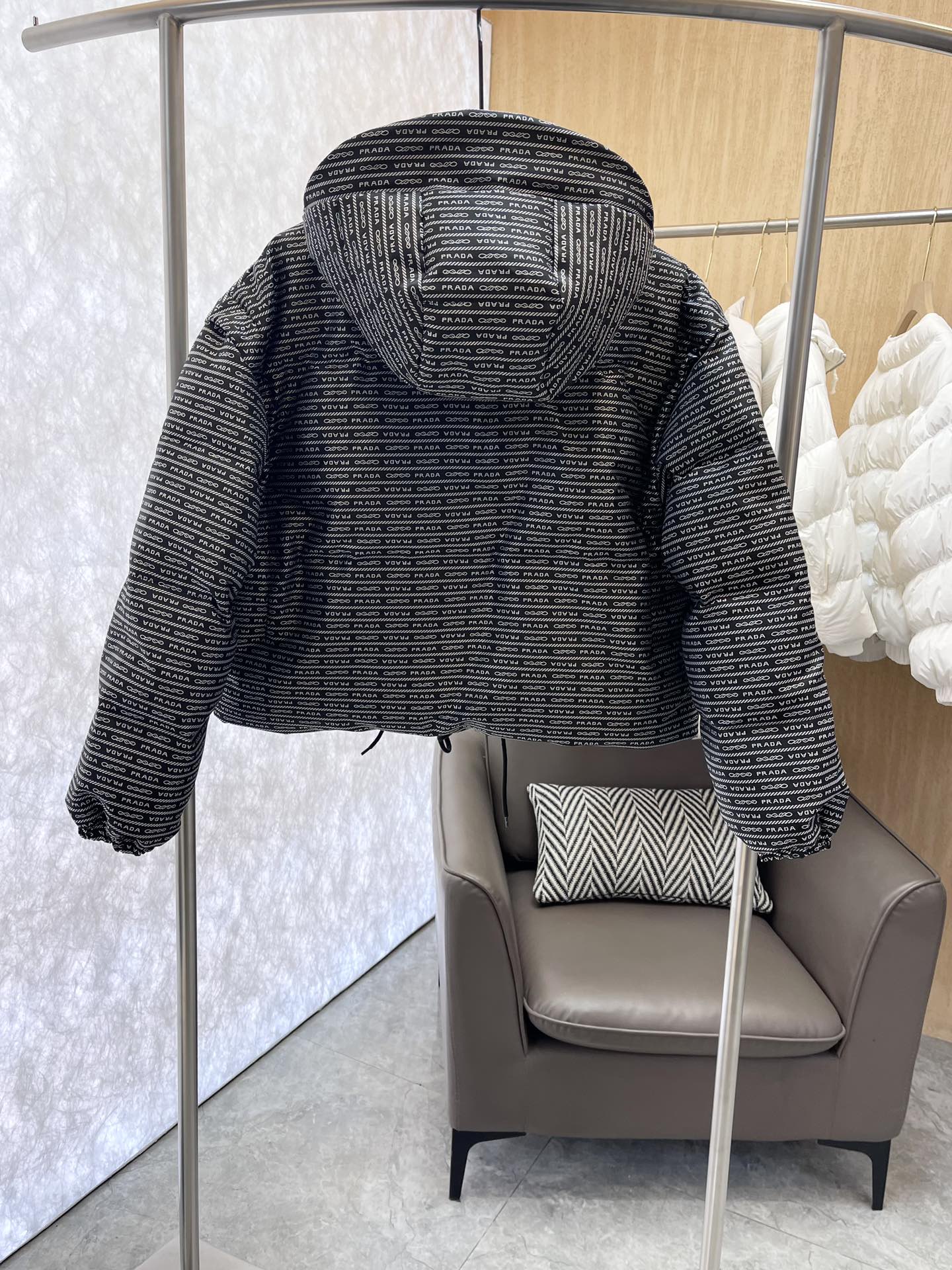 T9987#羽绒服⚠️特价‼️
Prada 最新款 字母提花 短款 拆袖 90% 白鸭绒 羽绒服  36