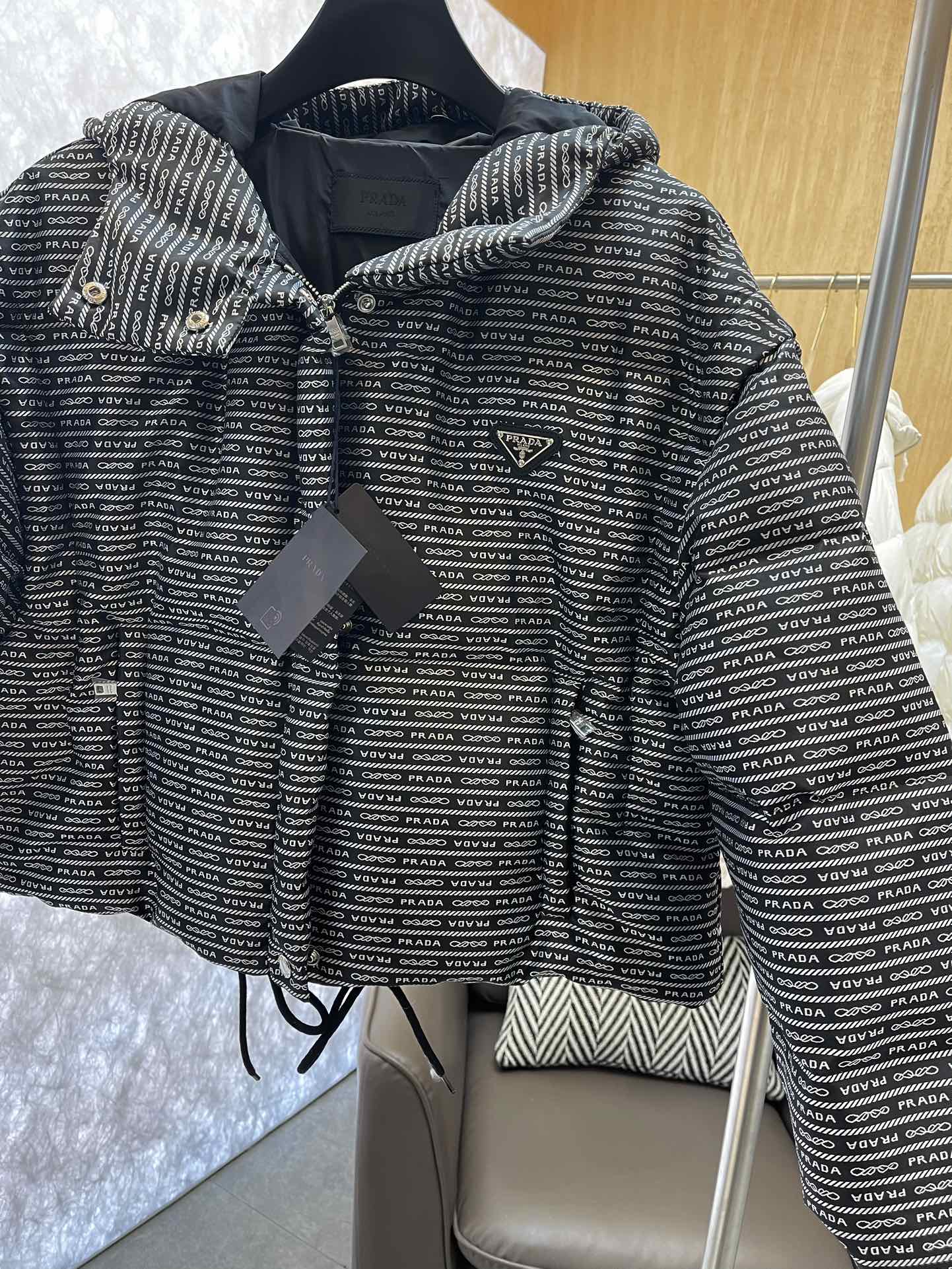 T9987#羽绒服⚠️特价‼️
Prada 最新款 字母提花 短款 拆袖 90% 白鸭绒 羽绒服  36