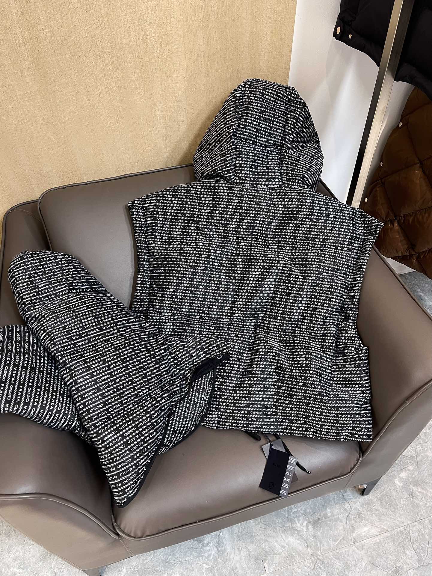T9987#羽绒服⚠️特价‼️
Prada 最新款 字母提花 短款 拆袖 90% 白鸭绒 羽绒服  36