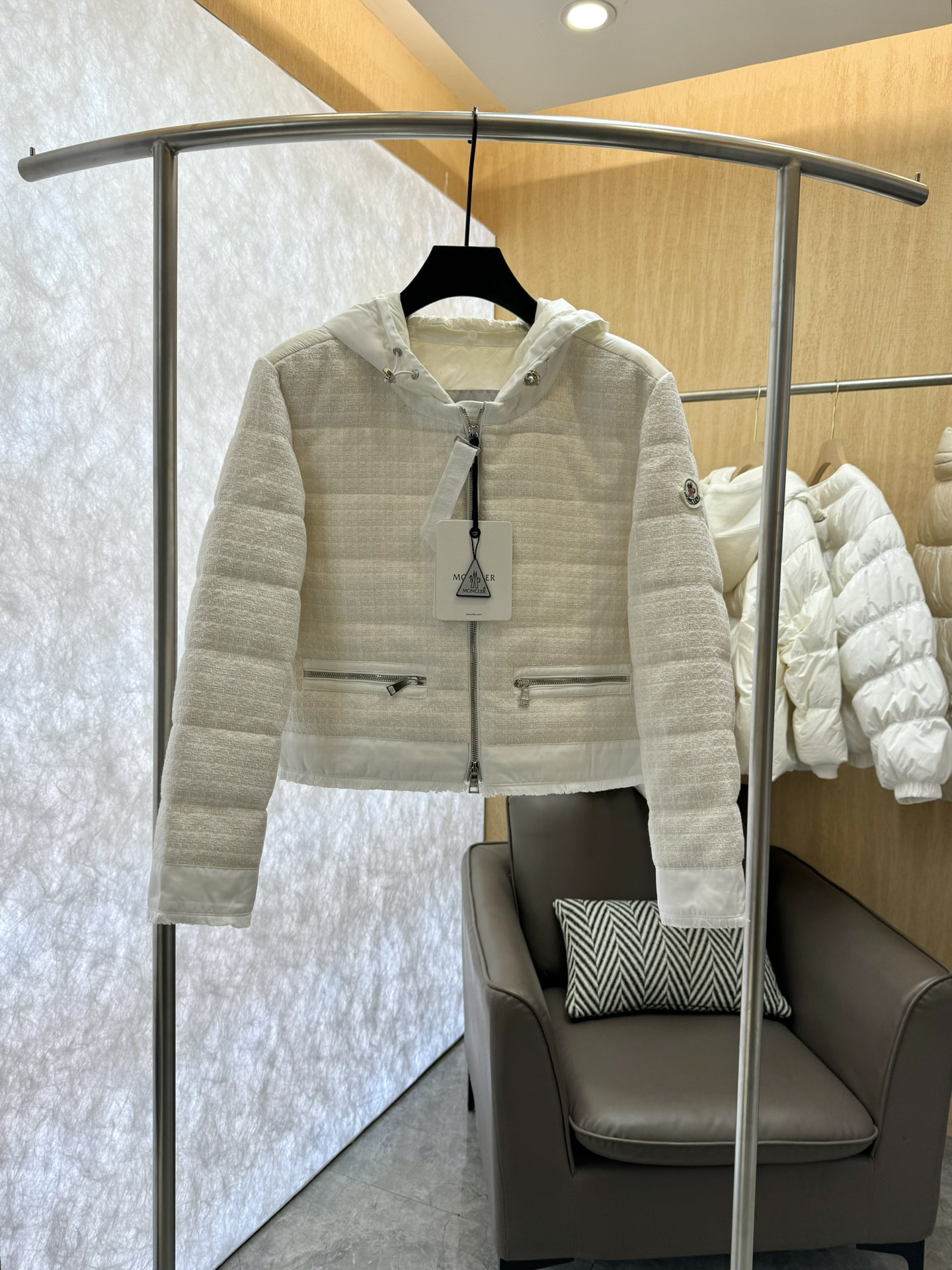 8310#羽绒服特价‼️
moncler 小香风 羊毛格纹 90% 白鹅绒 羽绒服 短款  白色 红色 