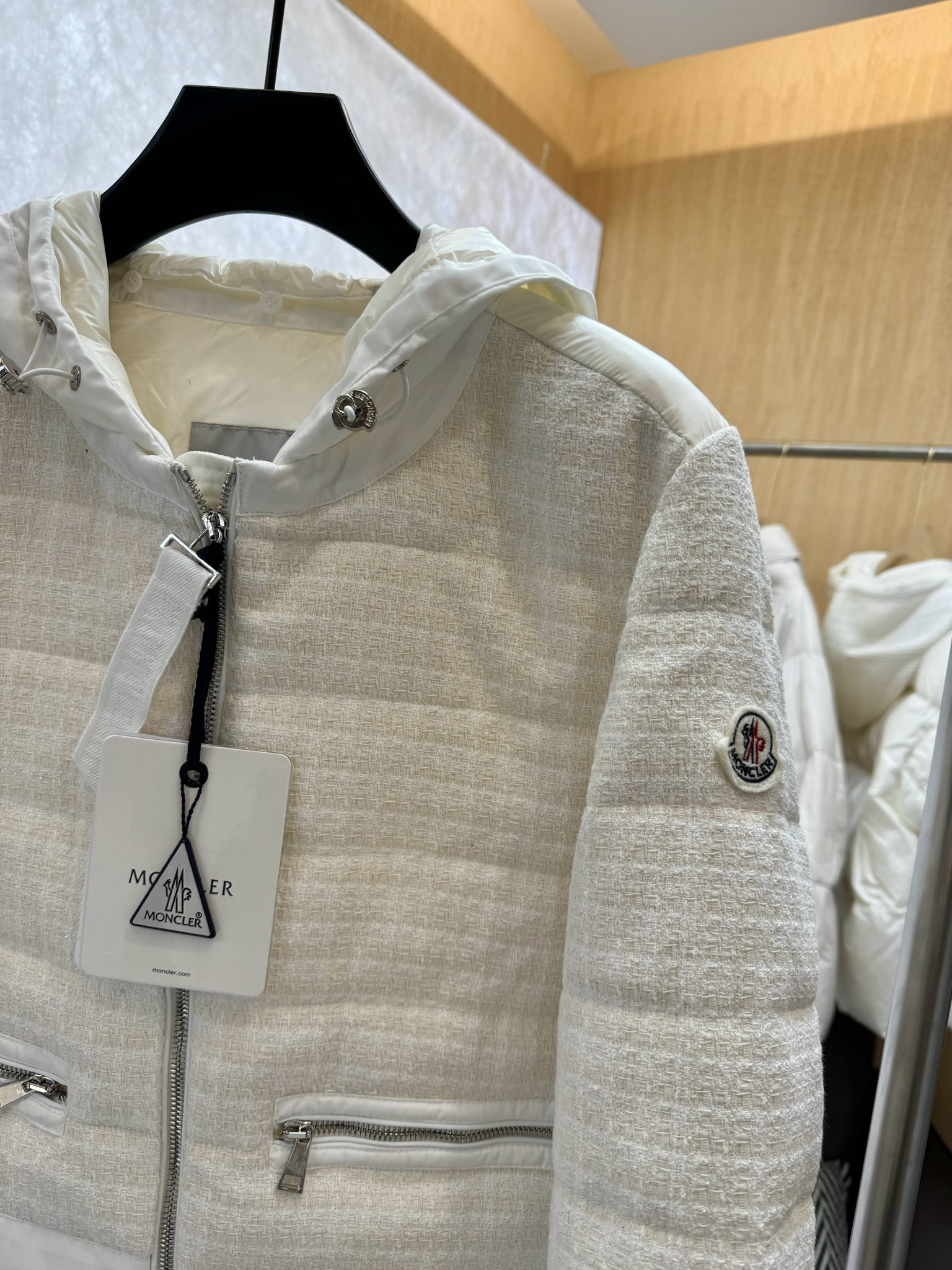 8310#羽绒服特价‼️
moncler 小香风 羊毛格纹 90% 白鹅绒 羽绒服 短款  白色 红色 