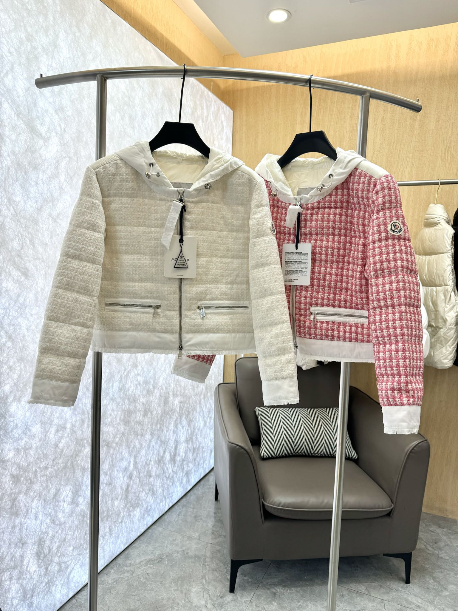 8310#羽绒服特价‼️
moncler 小香风 羊毛格纹 90% 白鹅绒 羽绒服 短款  白色 红色 