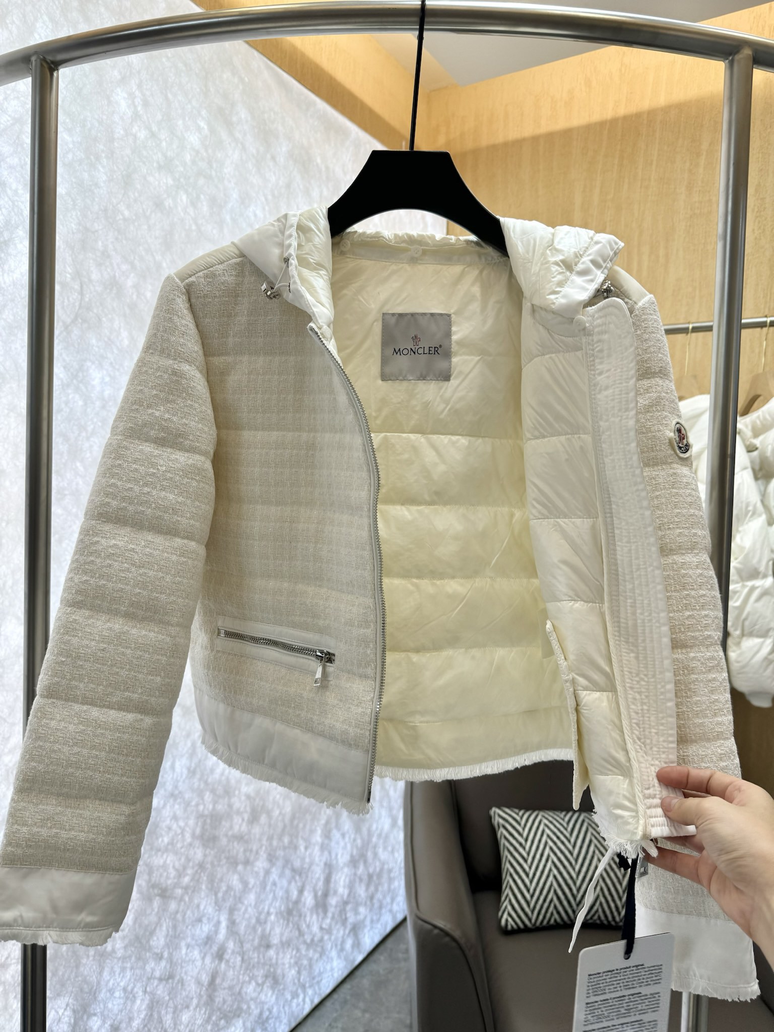 8310#羽绒服特价‼️
moncler 小香风 羊毛格纹 90% 白鹅绒 羽绒服 短款  白色 红色 