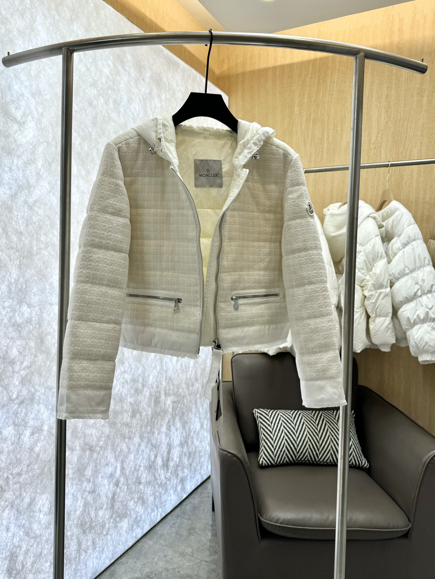 8310#羽绒服特价‼️
moncler 小香风 羊毛格纹 90% 白鹅绒 羽绒服 短款  白色 红色 