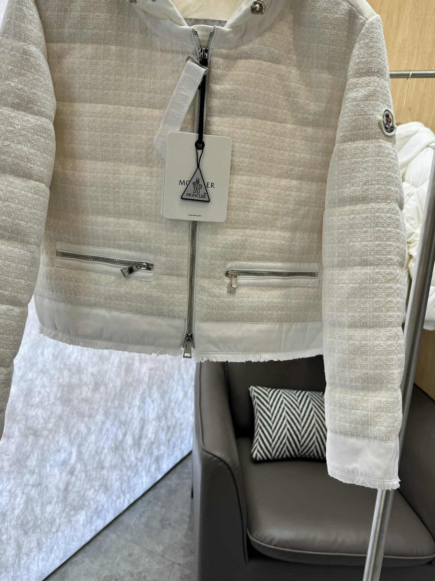 8310#羽绒服特价‼️
moncler 小香风 羊毛格纹 90% 白鹅绒 羽绒服 短款  白色 红色 