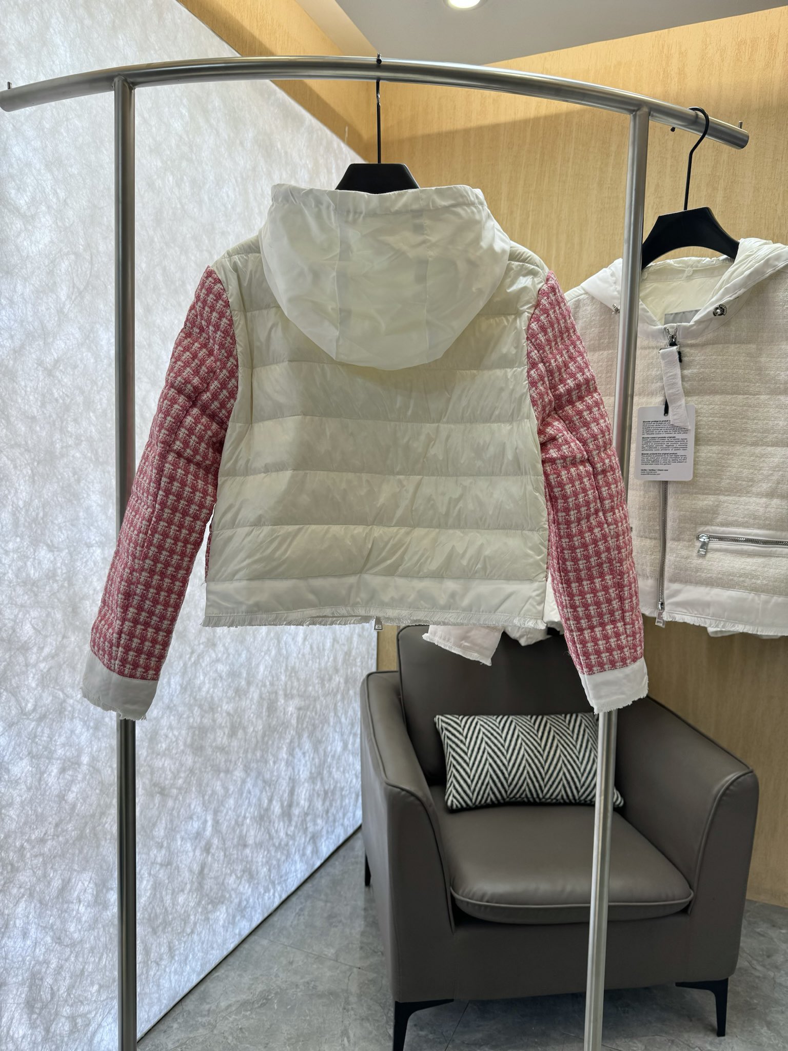 8310#羽绒服特价‼️
moncler 小香风 羊毛格纹 90% 白鹅绒 羽绒服 短款  红色 1-2