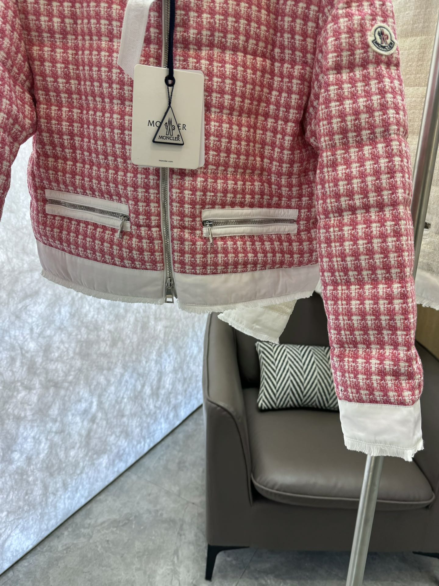 8310#羽绒服特价‼️
moncler 小香风 羊毛格纹 90% 白鹅绒 羽绒服 短款  红色 1-2