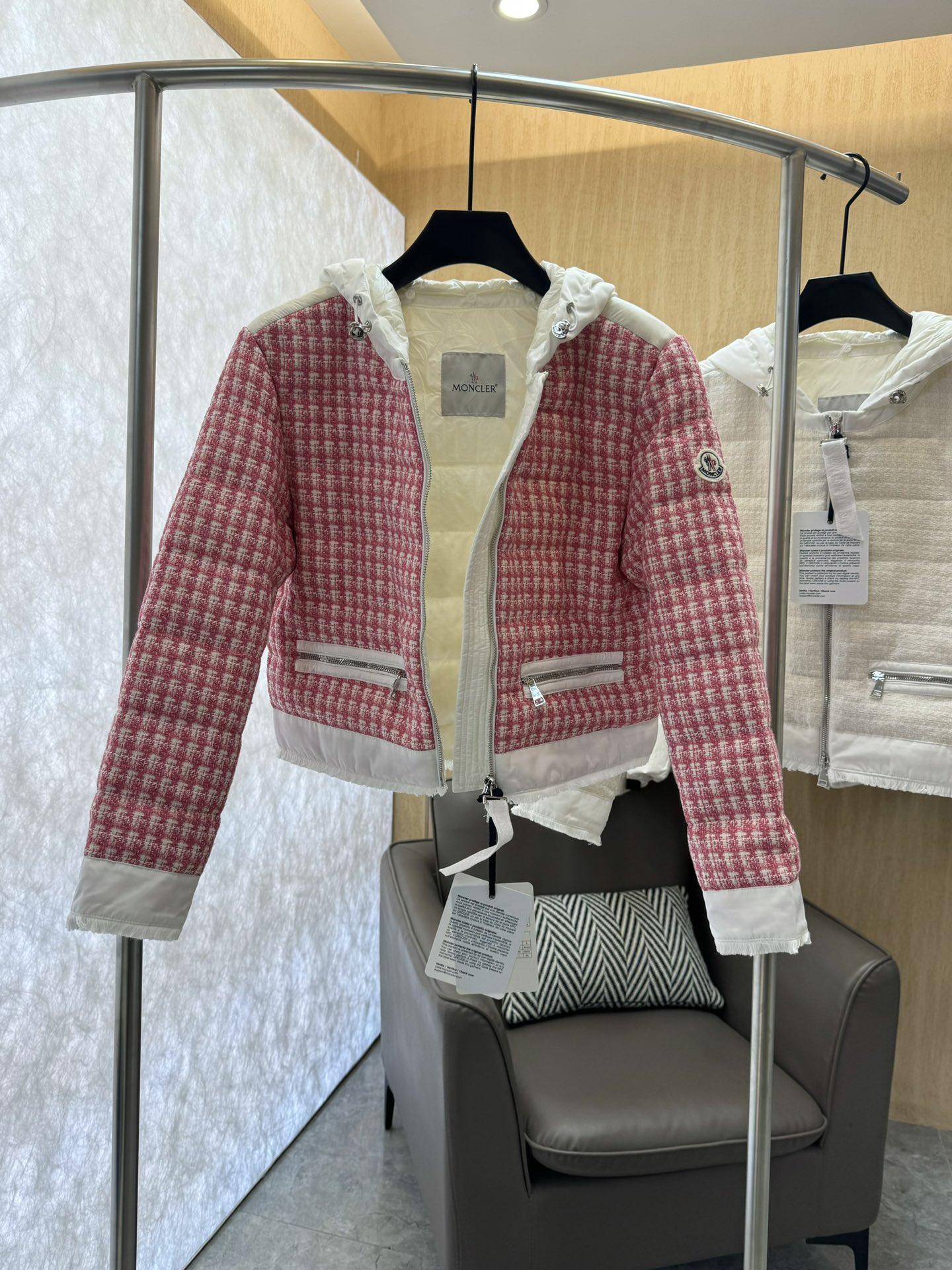 8310#羽绒服特价‼️
moncler 小香风 羊毛格纹 90% 白鹅绒 羽绒服 短款  红色 1-2