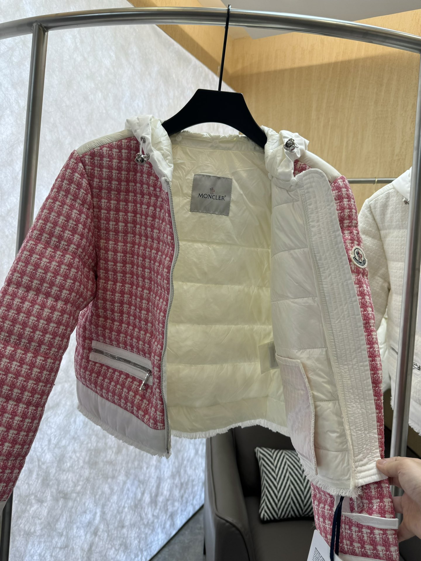 8310#羽绒服特价‼️
moncler 小香风 羊毛格纹 90% 白鹅绒 羽绒服 短款  红色 1-2