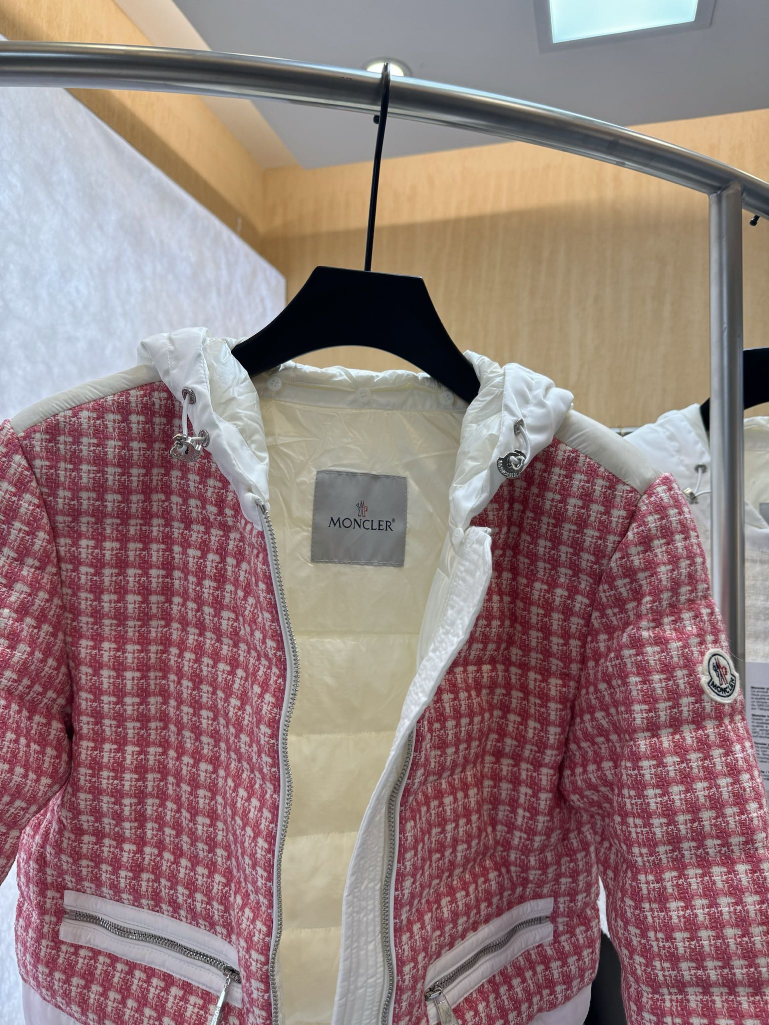 8310#羽绒服特价‼️
moncler 小香风 羊毛格纹 90% 白鹅绒 羽绒服 短款  红色 1-2