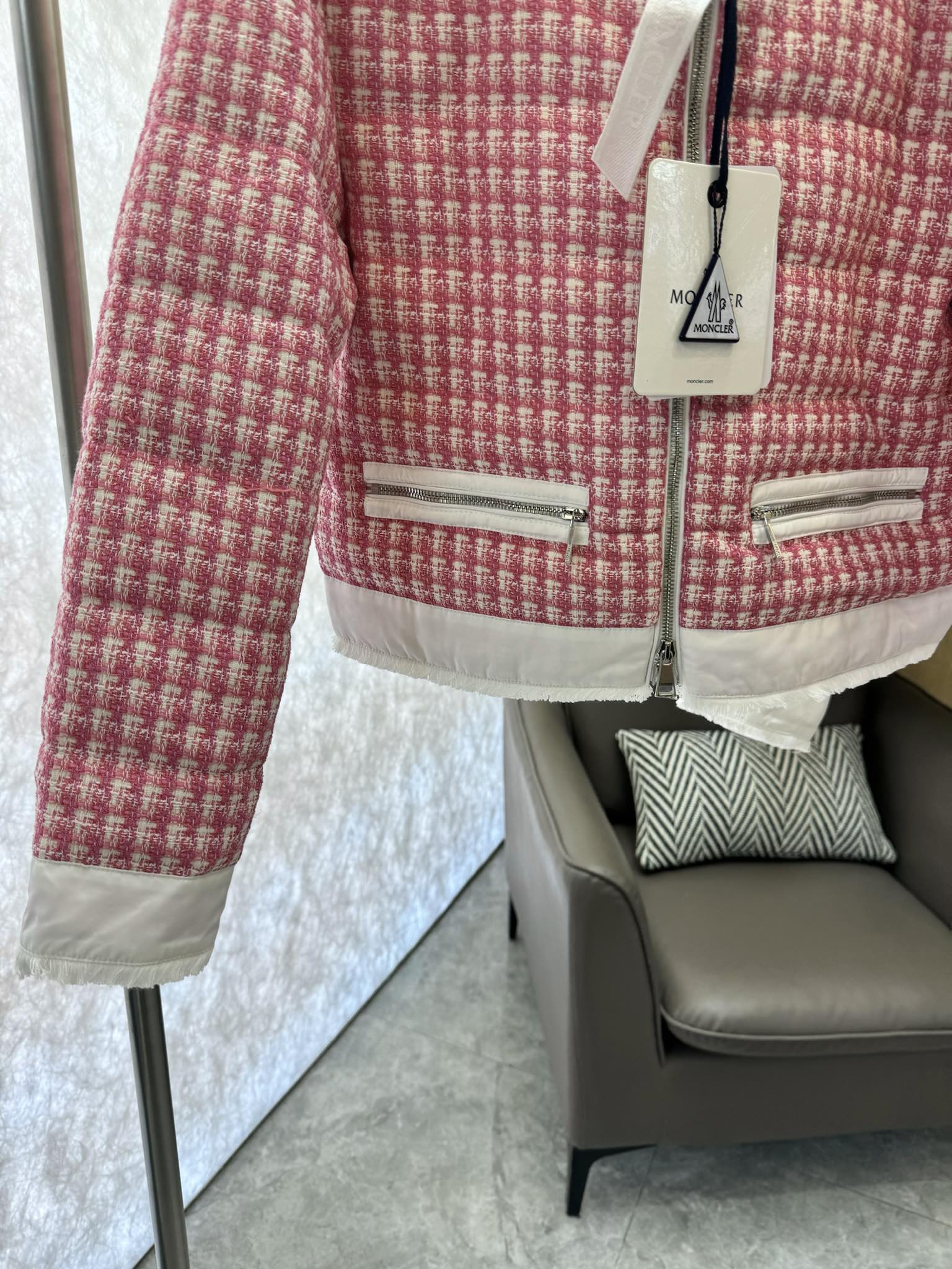 8310#羽绒服特价‼️
moncler 小香风 羊毛格纹 90% 白鹅绒 羽绒服 短款  红色 1-2