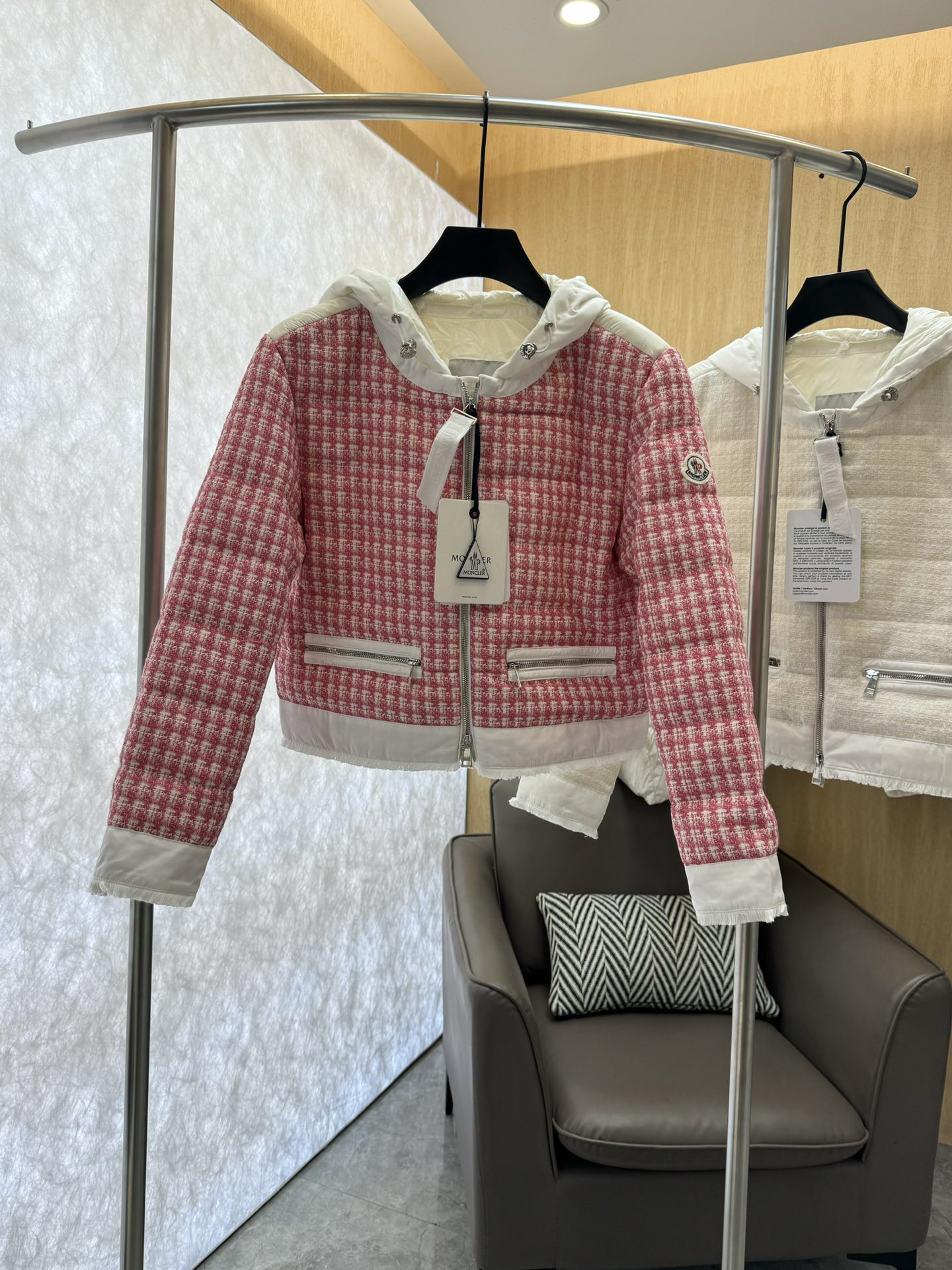 8310#羽绒服特价‼️
moncler 小香风 羊毛格纹 90% 白鹅绒 羽绒服 短款  红色 1-2