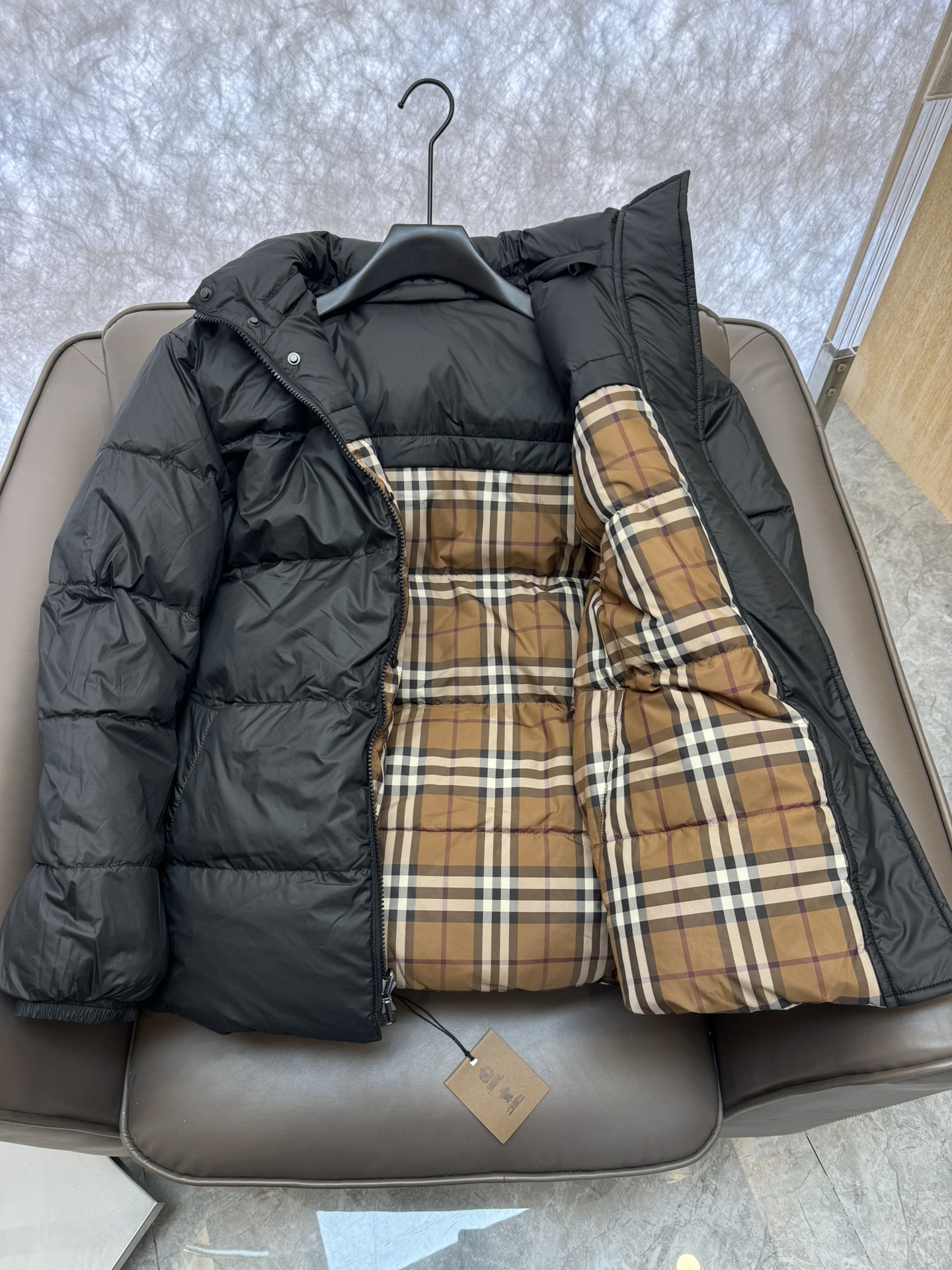TJ24001#羽绒服特价‼️
Burberry 咖色格纹 两面穿 90% 白鹅绒 羽绒服   咖色 S