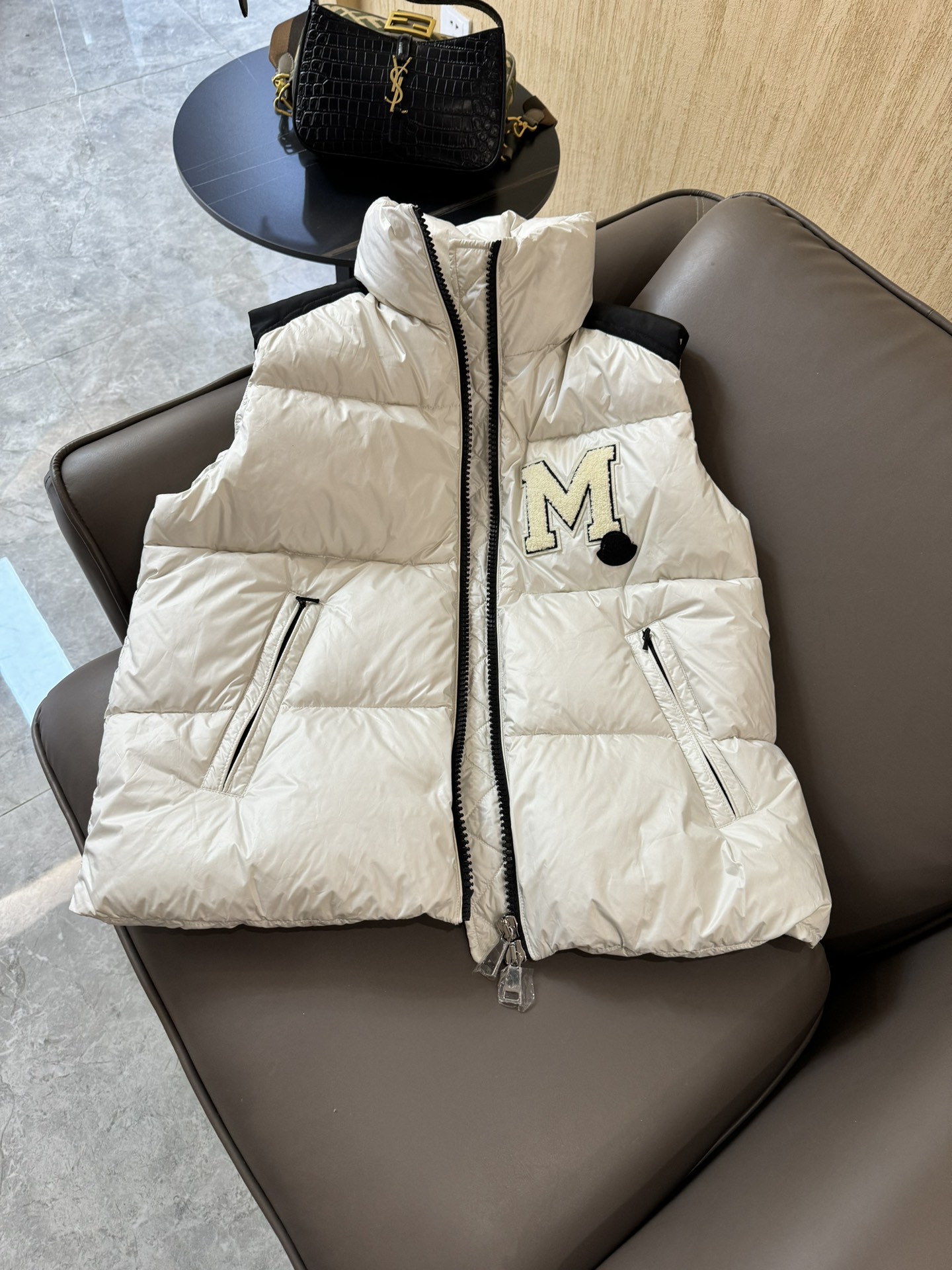 8313#羽绒服白色️MLMoncler超多充绒量90%白鹅绒羽绒马甲白色黑色