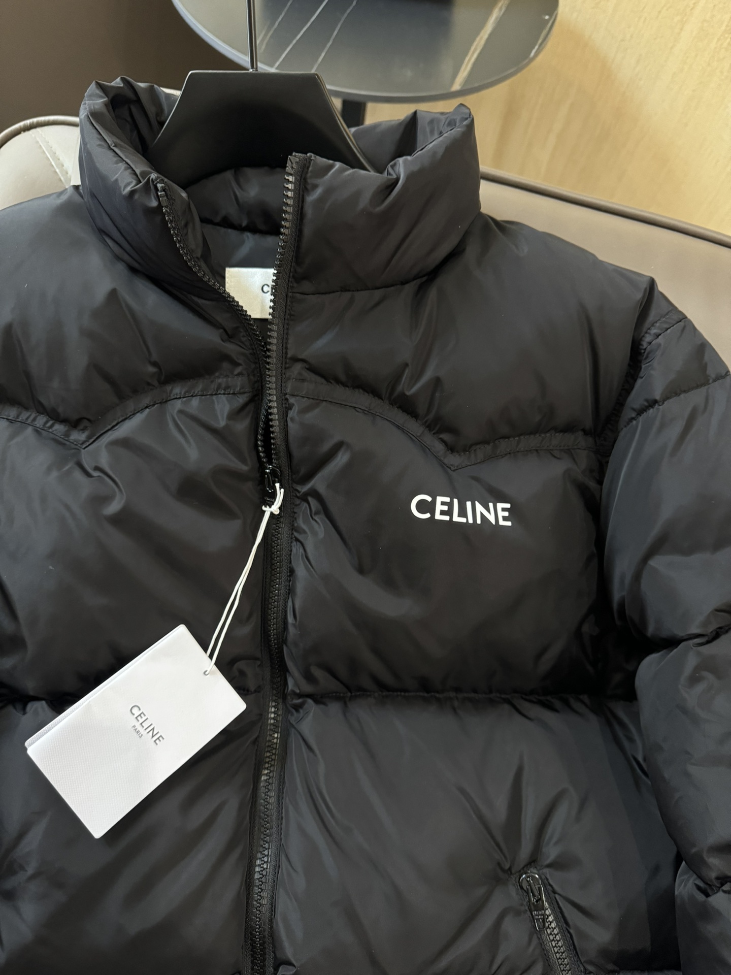 23075#羽绒服特价‼️SM
Celine 男女同款 宽松 基础款 90% 白鸭绒 羽绒服 黑色 SM