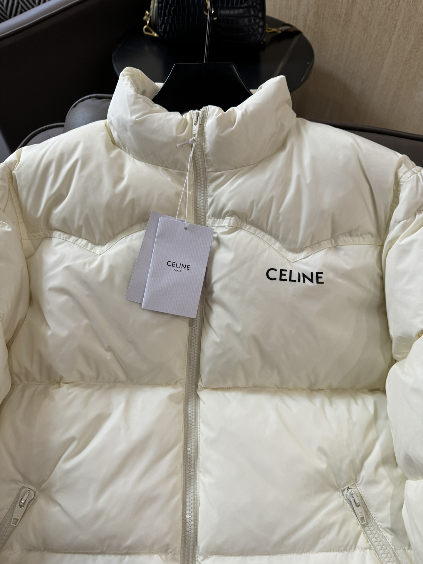 23075#羽绒服特价‼️
Celine 男女同款 宽松 基础款 90% 白鸭绒 羽绒服 白色 SML