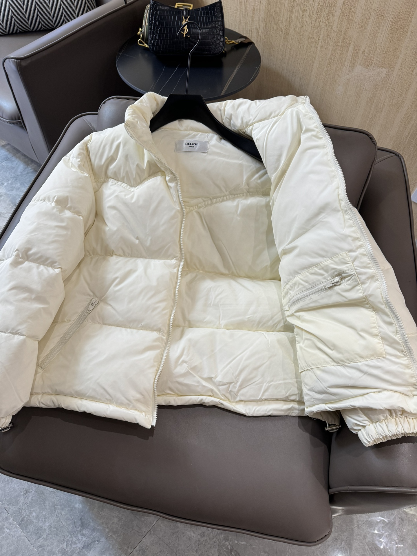 23075#羽绒服特价‼️
Celine 男女同款 宽松 基础款 90% 白鸭绒 羽绒服 白色 SML