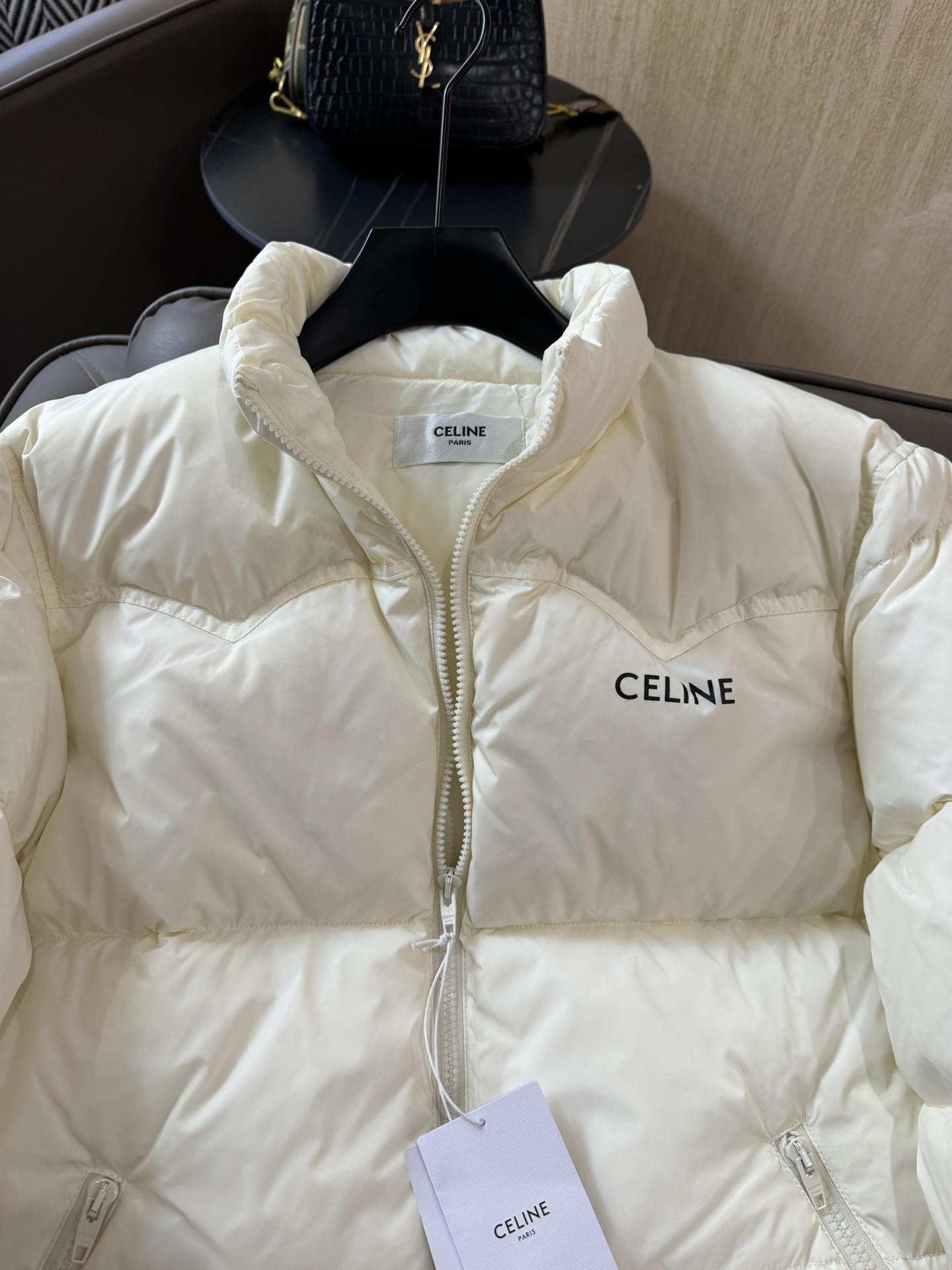 23075#羽绒服特价‼️
Celine 男女同款 宽松 基础款 90% 白鸭绒 羽绒服 白色 SML