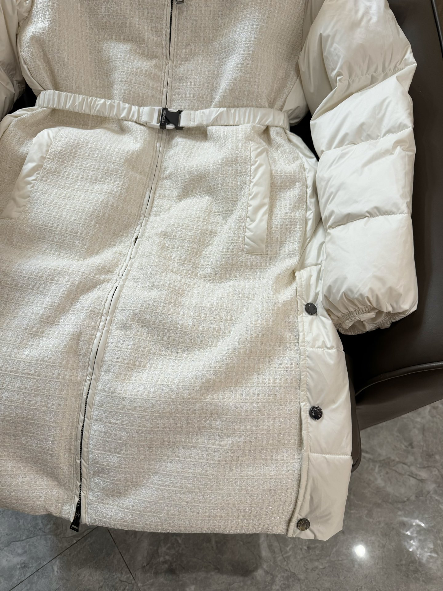 8327#羽绒服特价‼️2/3码
Moncler 超级爆款 粗花呢拼接 90% 白鹅绒长款羽绒服 白色 