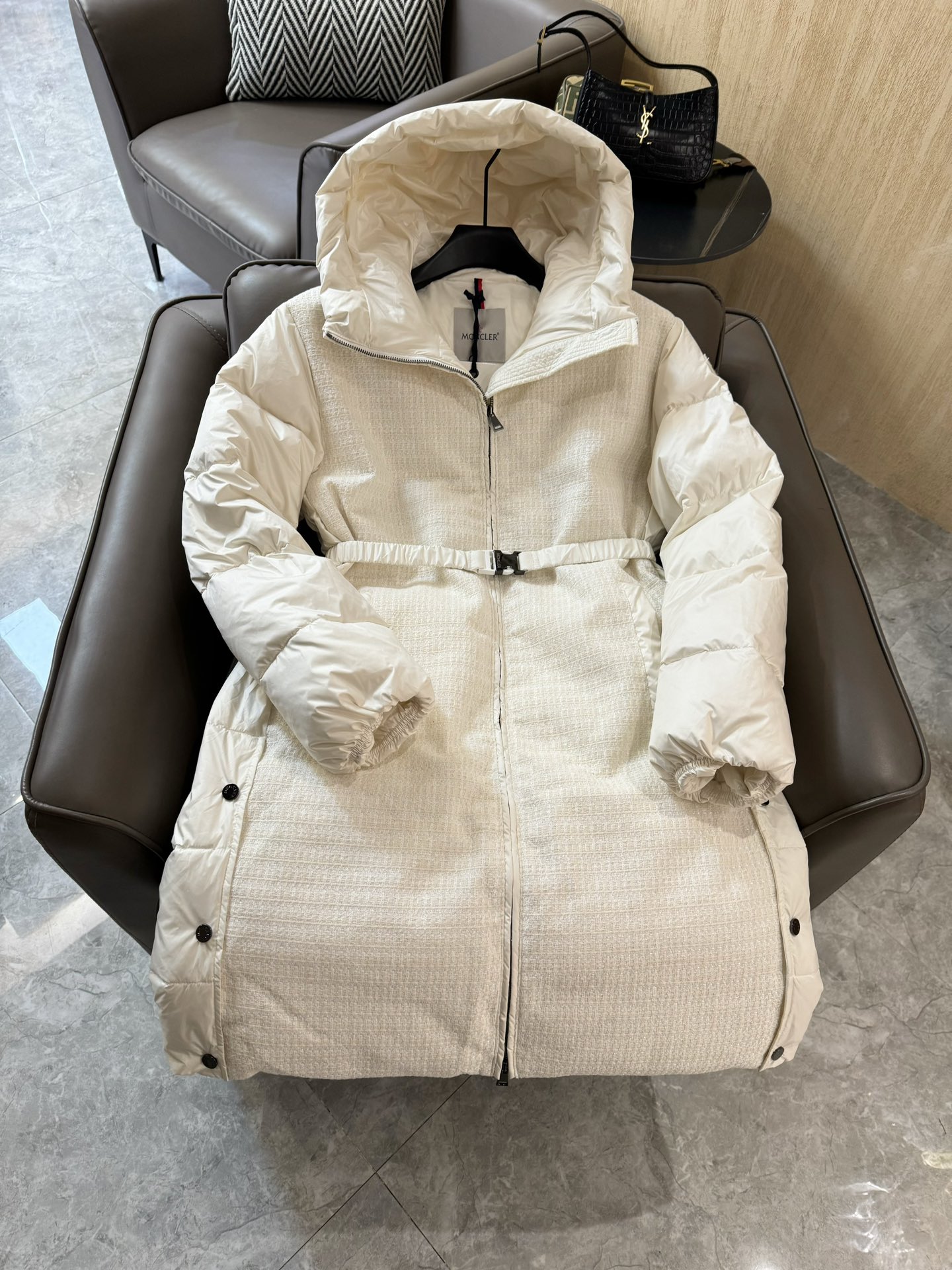 8327#羽绒服特价‼️2/3码
Moncler 超级爆款 粗花呢拼接 90% 白鹅绒长款羽绒服 白色 