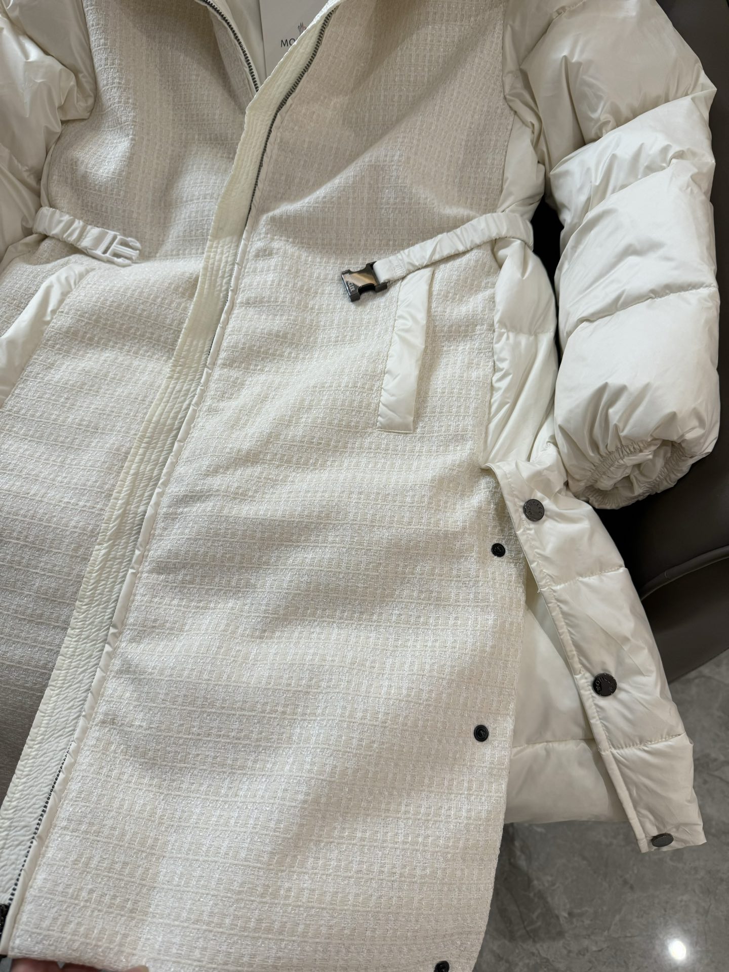 8327#羽绒服特价‼️2/3码
Moncler 超级爆款 粗花呢拼接 90% 白鹅绒长款羽绒服 白色 