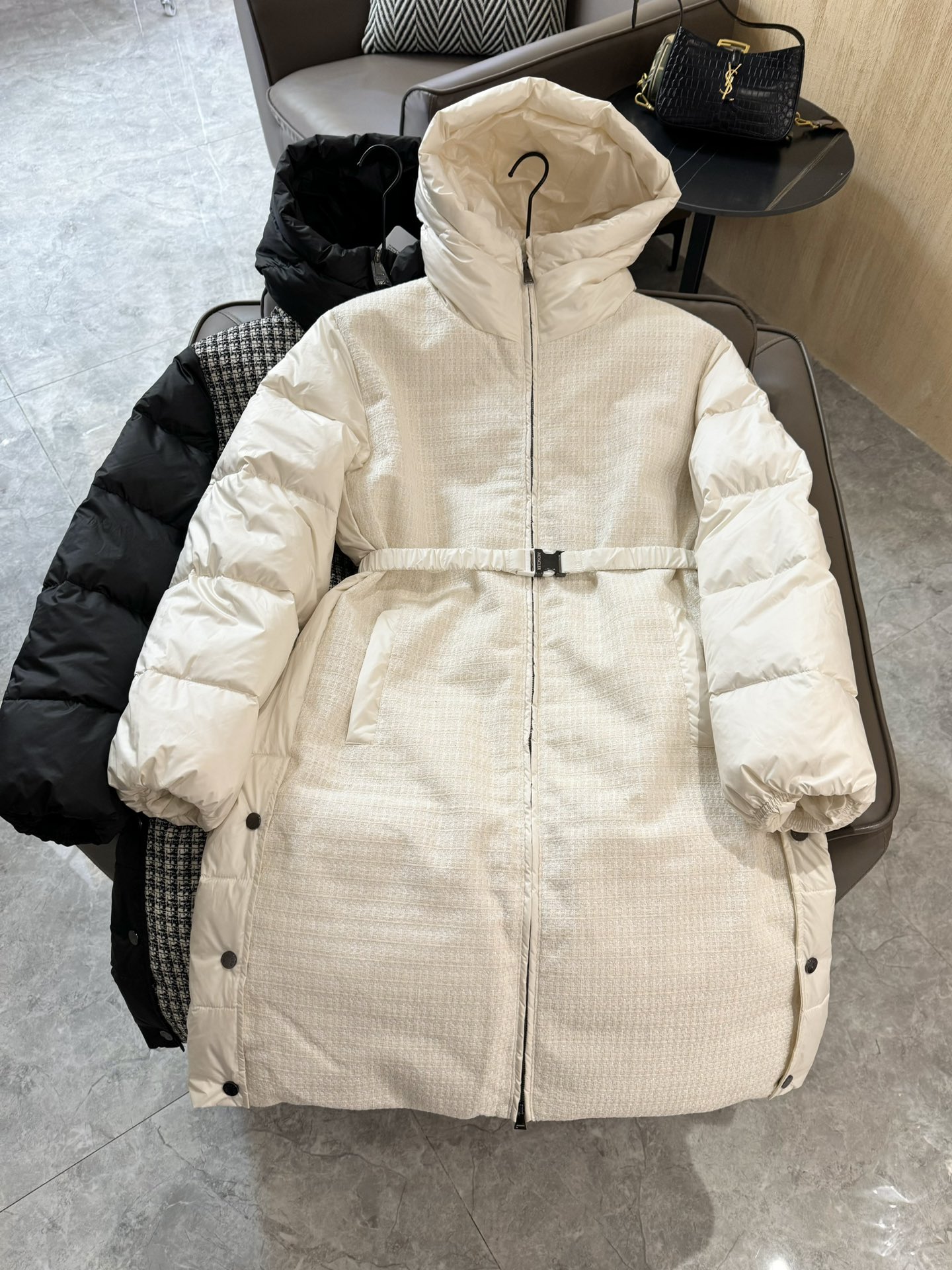8327#羽绒服特价‼️2/3码
Moncler 超级爆款 粗花呢拼接 90% 白鹅绒长款羽绒服 白色 