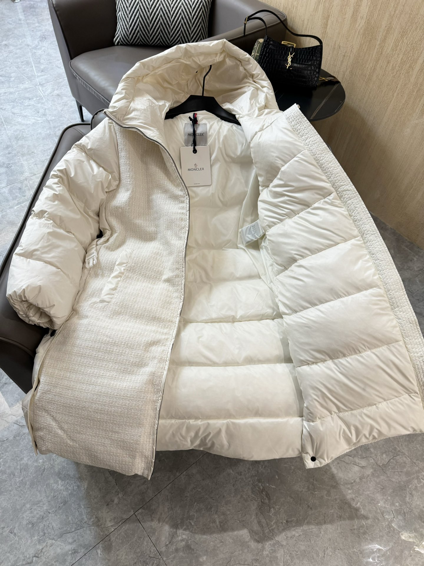 8327#羽绒服特价‼️2/3码
Moncler 超级爆款 粗花呢拼接 90% 白鹅绒长款羽绒服 白色 
