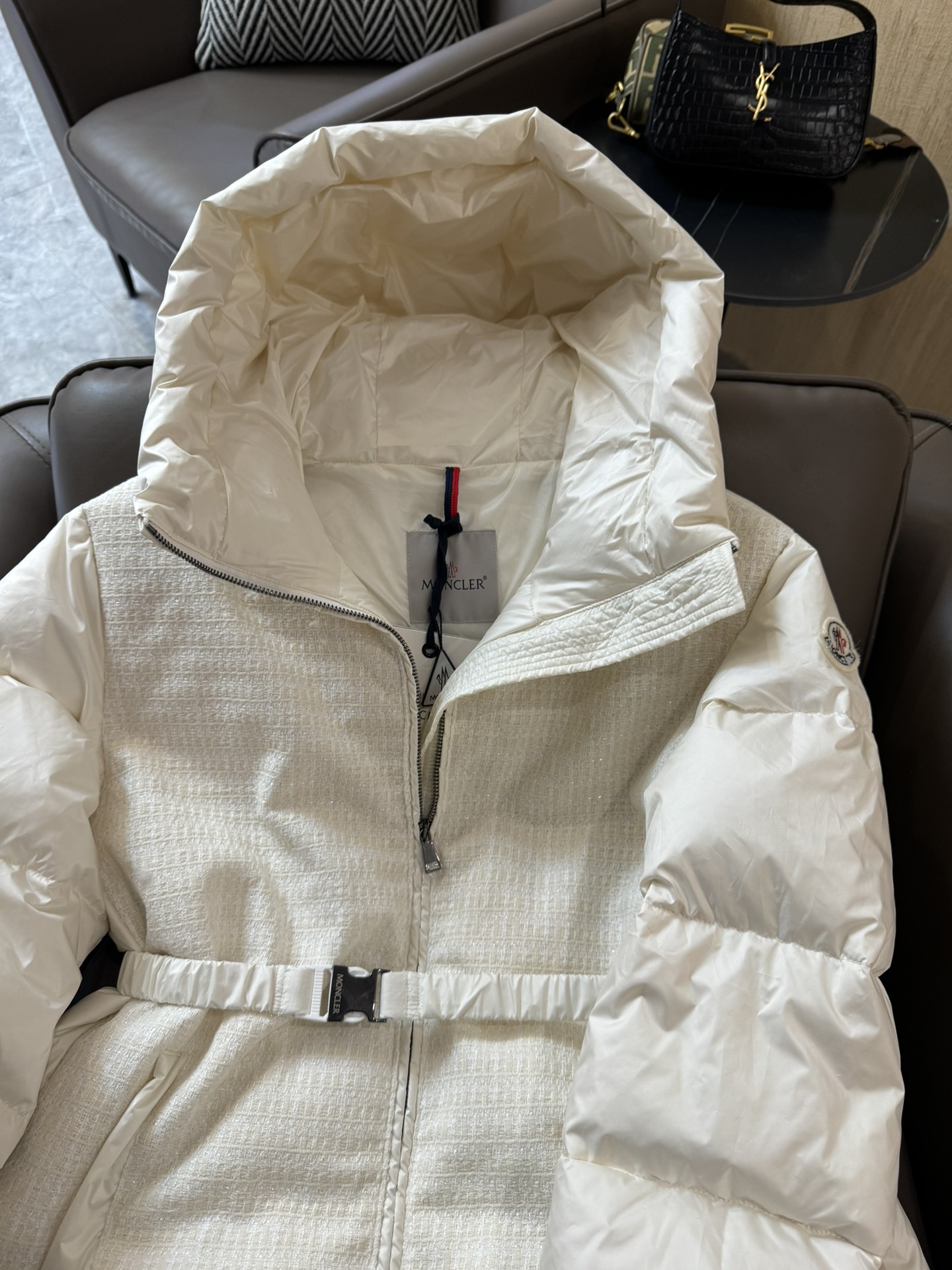 8327#羽绒服特价‼️2/3码
Moncler 超级爆款 粗花呢拼接 90% 白鹅绒长款羽绒服 白色 