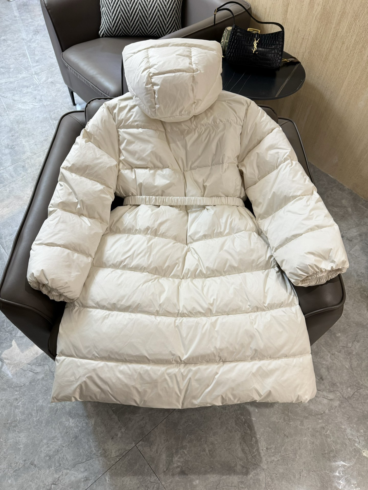 8327#羽绒服特价‼️2/3码
Moncler 超级爆款 粗花呢拼接 90% 白鹅绒长款羽绒服 白色 