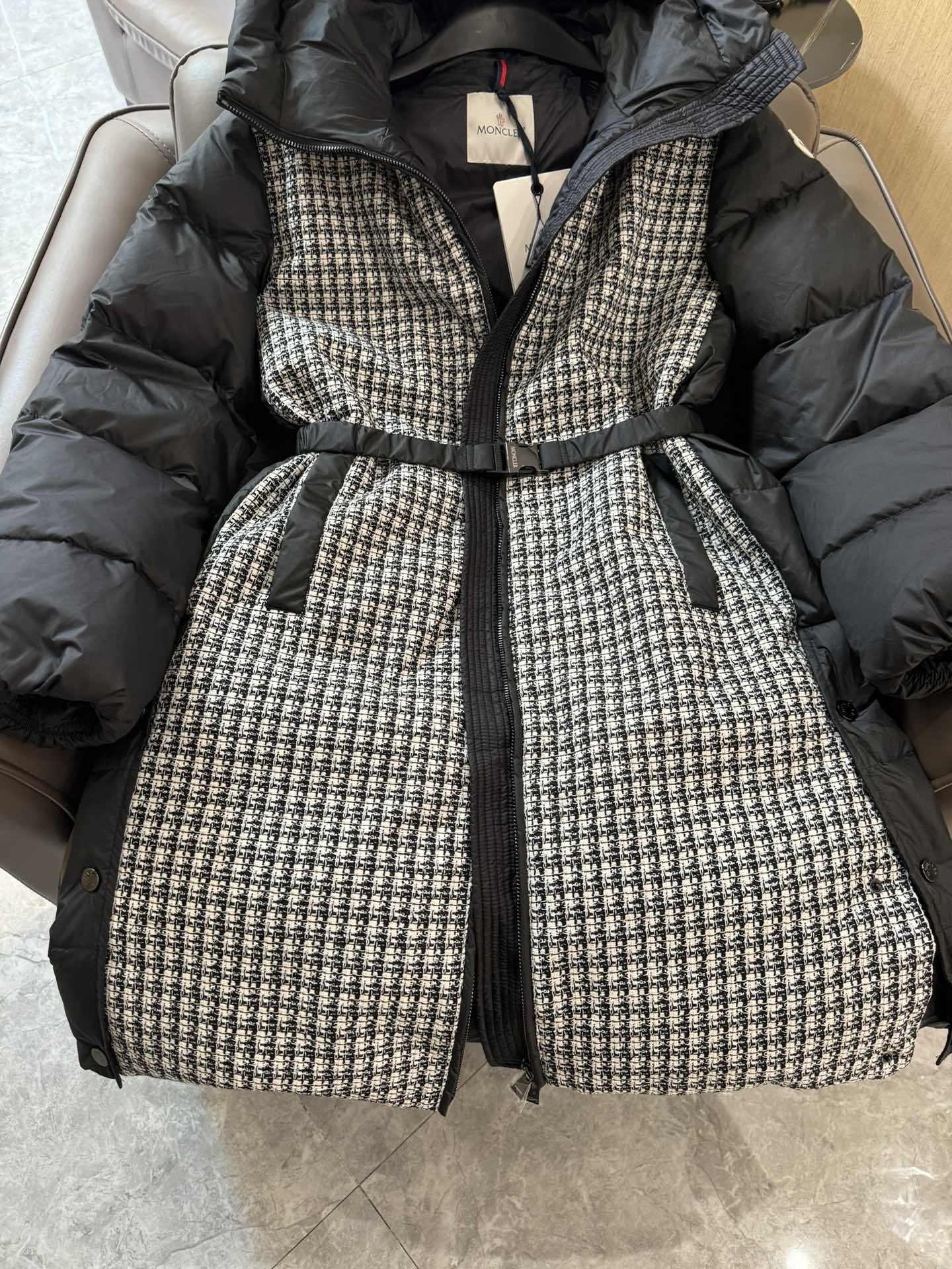 8327#羽绒服特价‼️
Moncler 超级爆款 粗花呢拼接 90% 白鹅绒长款羽绒服 黑色 白色 1