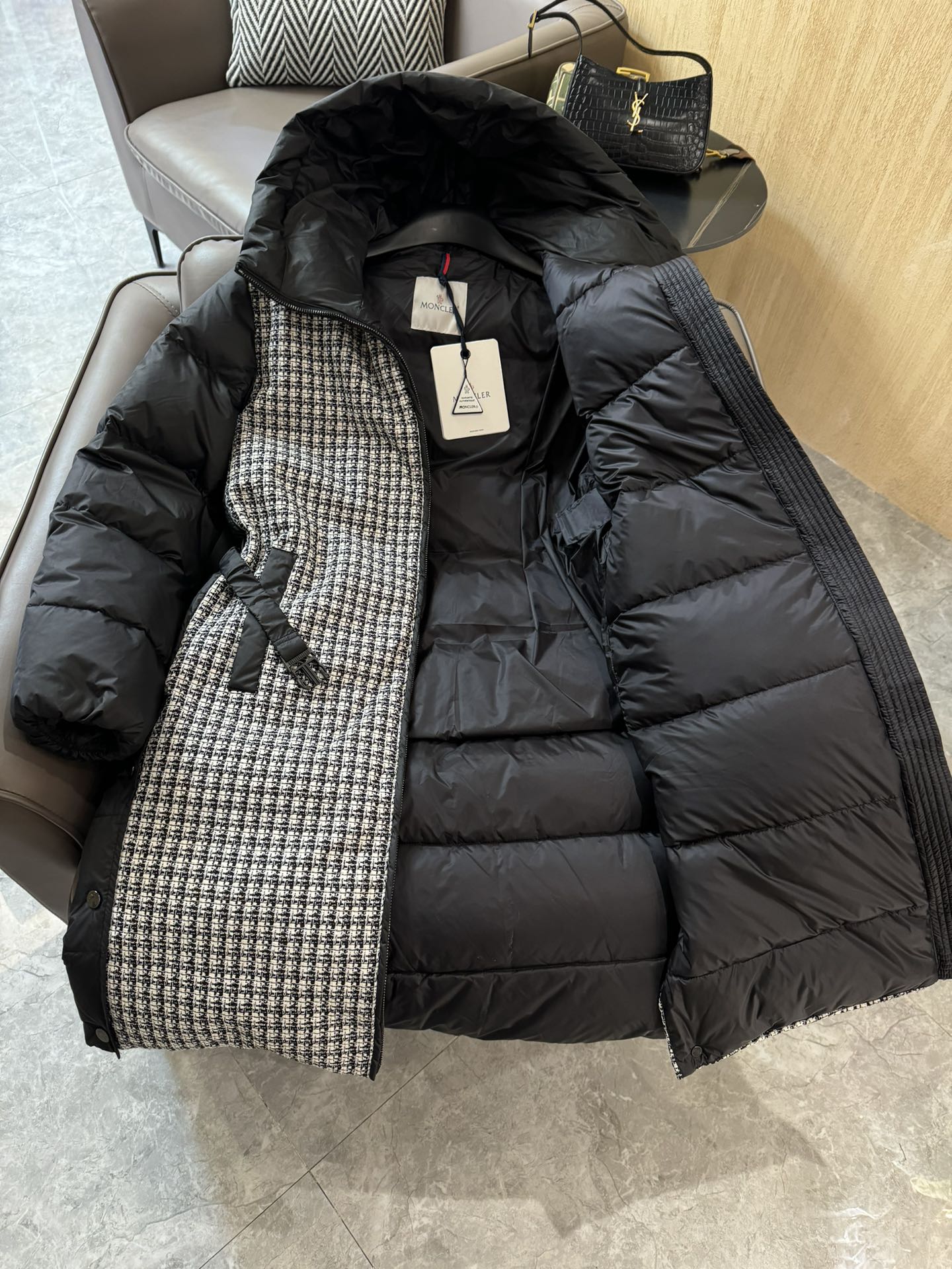 8327#羽绒服特价‼️
Moncler 超级爆款 粗花呢拼接 90% 白鹅绒长款羽绒服 黑色 白色 1