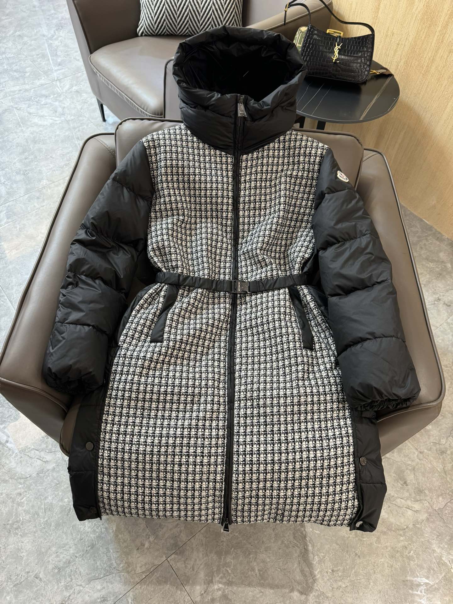 8327#羽绒服特价‼️
Moncler 超级爆款 粗花呢拼接 90% 白鹅绒长款羽绒服 黑色 白色 1