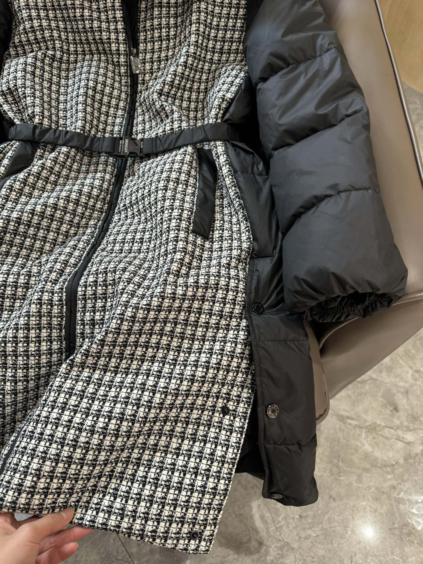 8327#羽绒服特价‼️
Moncler 超级爆款 粗花呢拼接 90% 白鹅绒长款羽绒服 黑色 白色 1