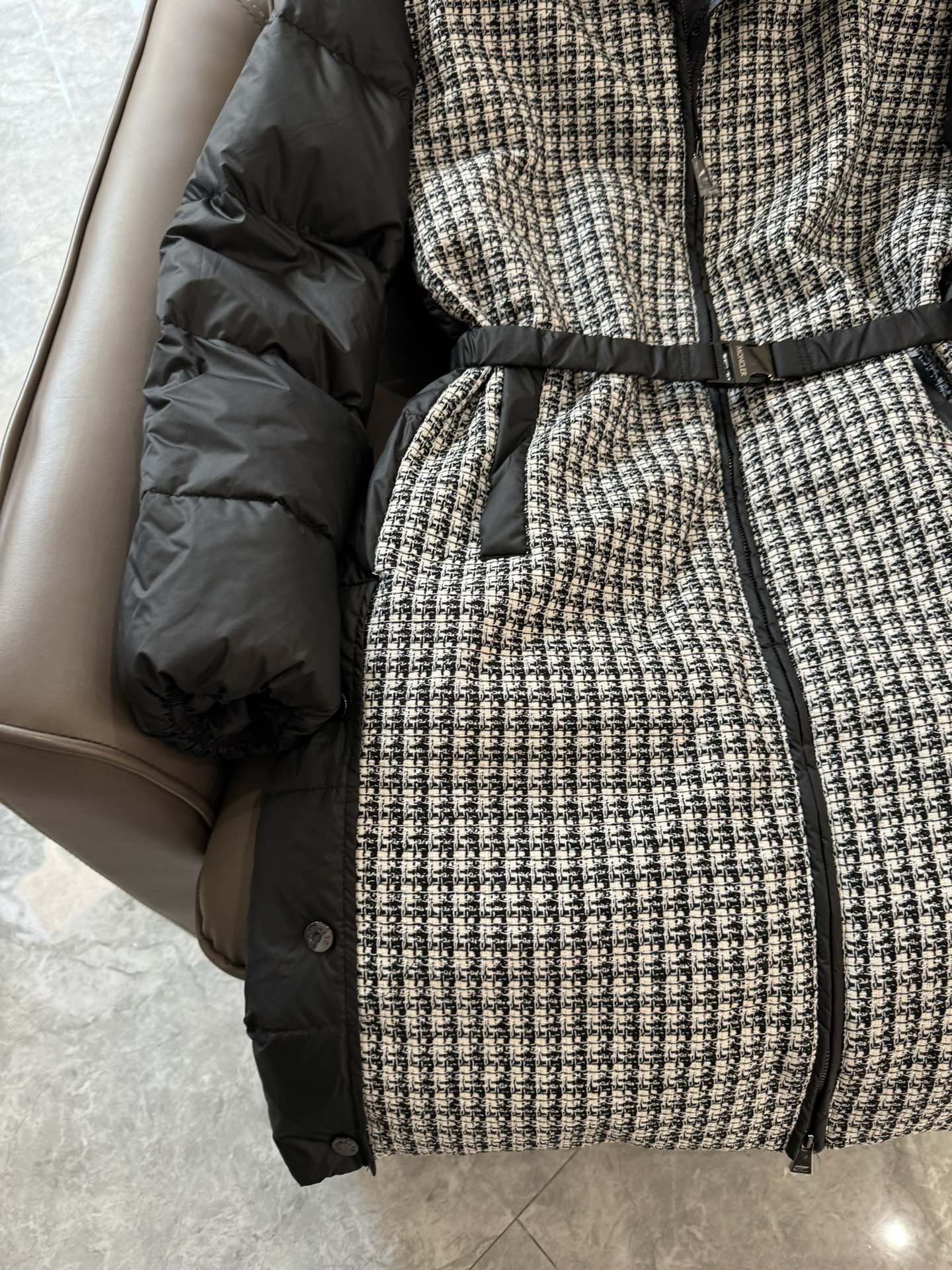 8327#羽绒服特价‼️
Moncler 超级爆款 粗花呢拼接 90% 白鹅绒长款羽绒服 黑色 白色 1