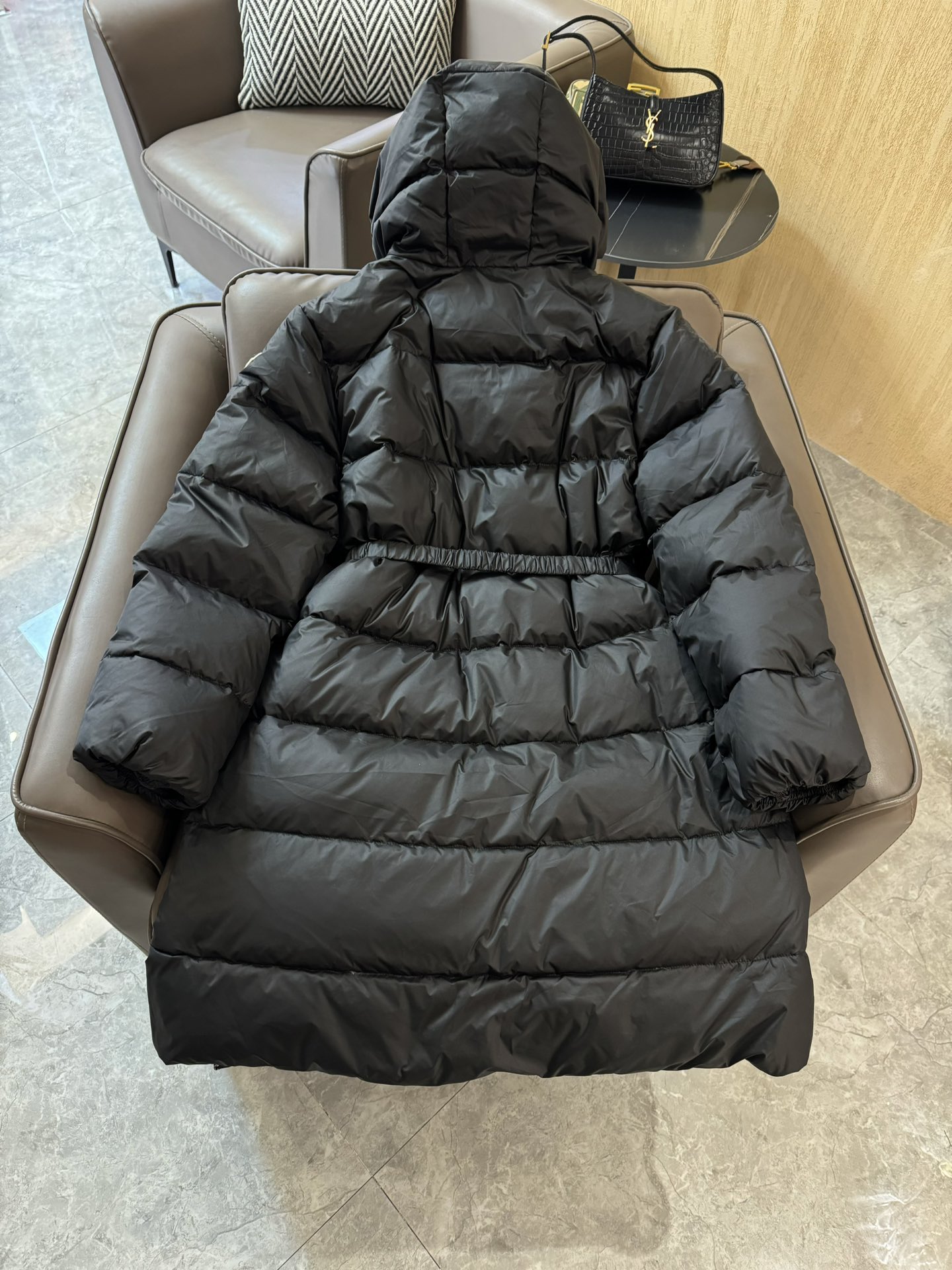 8327#羽绒服特价‼️
Moncler 超级爆款 粗花呢拼接 90% 白鹅绒长款羽绒服 黑色 白色 1