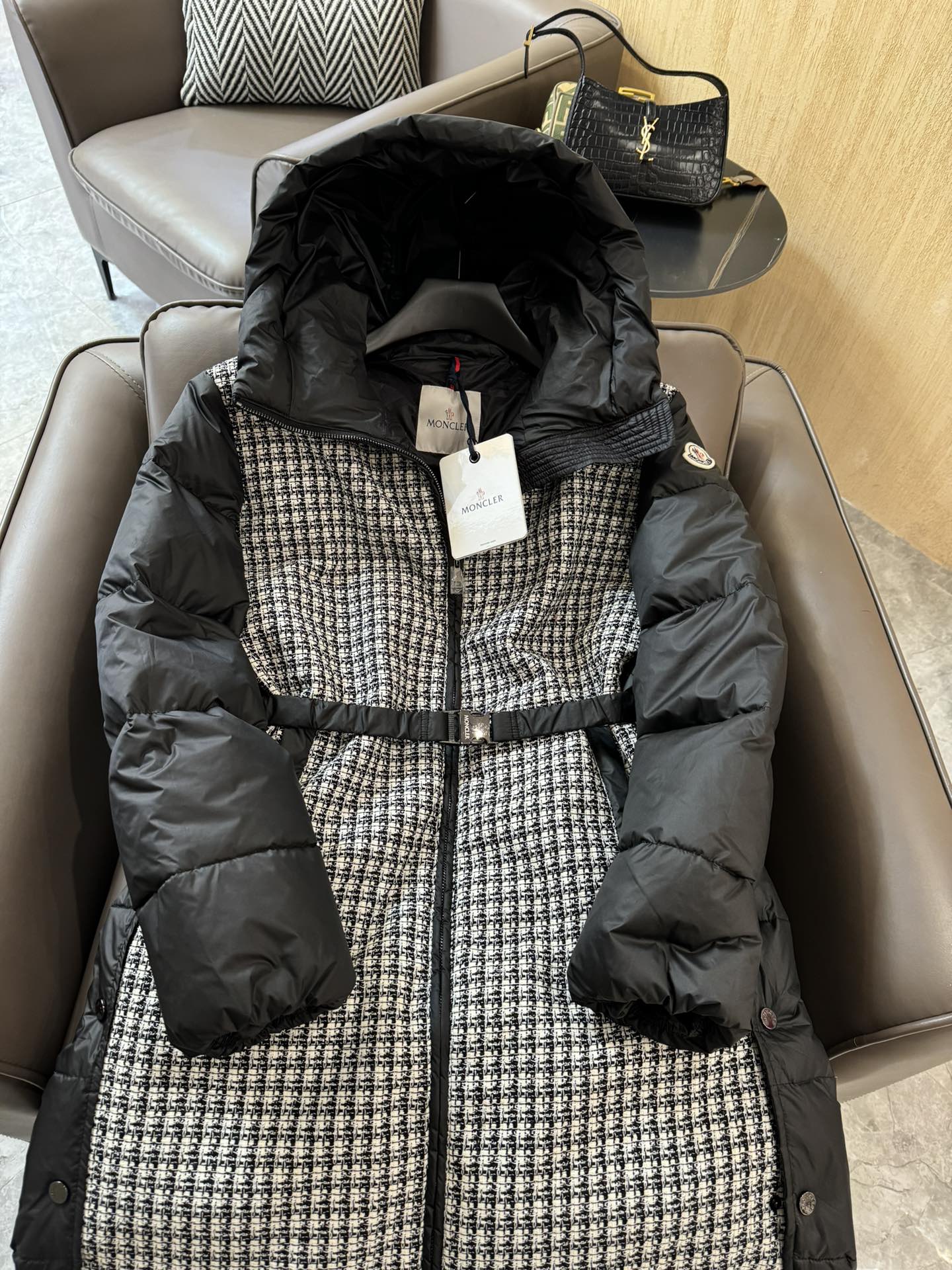 8327#羽绒服特价‼️
Moncler 超级爆款 粗花呢拼接 90% 白鹅绒长款羽绒服 黑色 白色 1