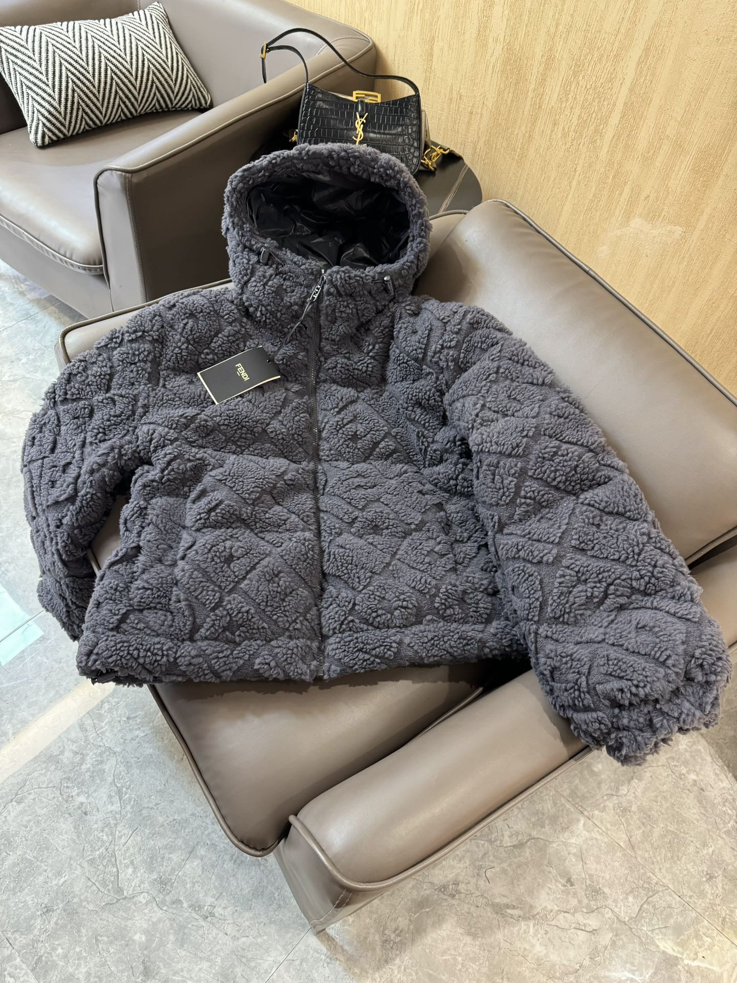 9986#羽绒服特价‼️SM 
Fendi 羊羔绒 logo 字母剪绒 80% 灰鹅绒 羽绒服 深灰色 