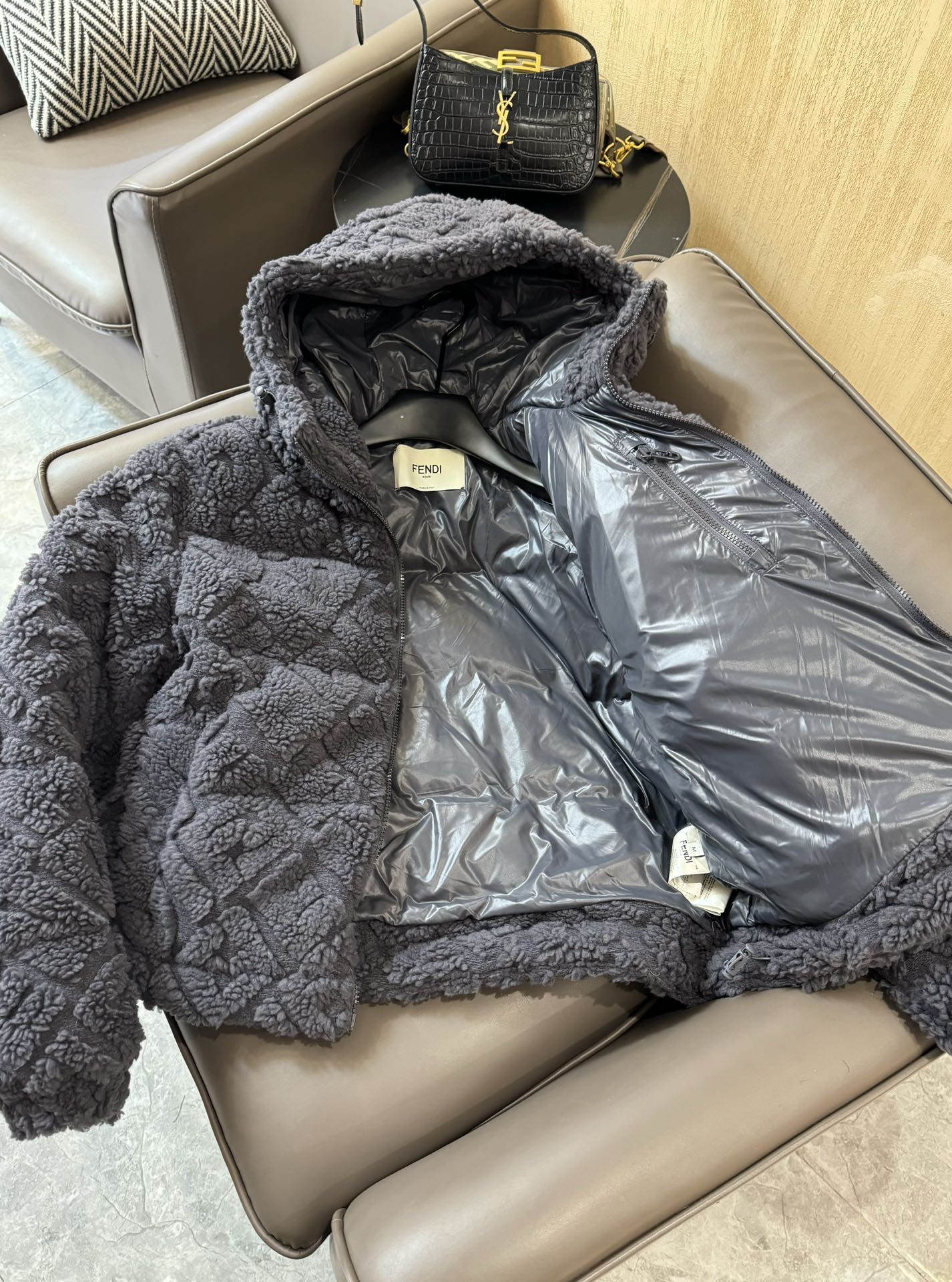 9986#羽绒服特价‼️SM 
Fendi 羊羔绒 logo 字母剪绒 80% 灰鹅绒 羽绒服 深灰色 