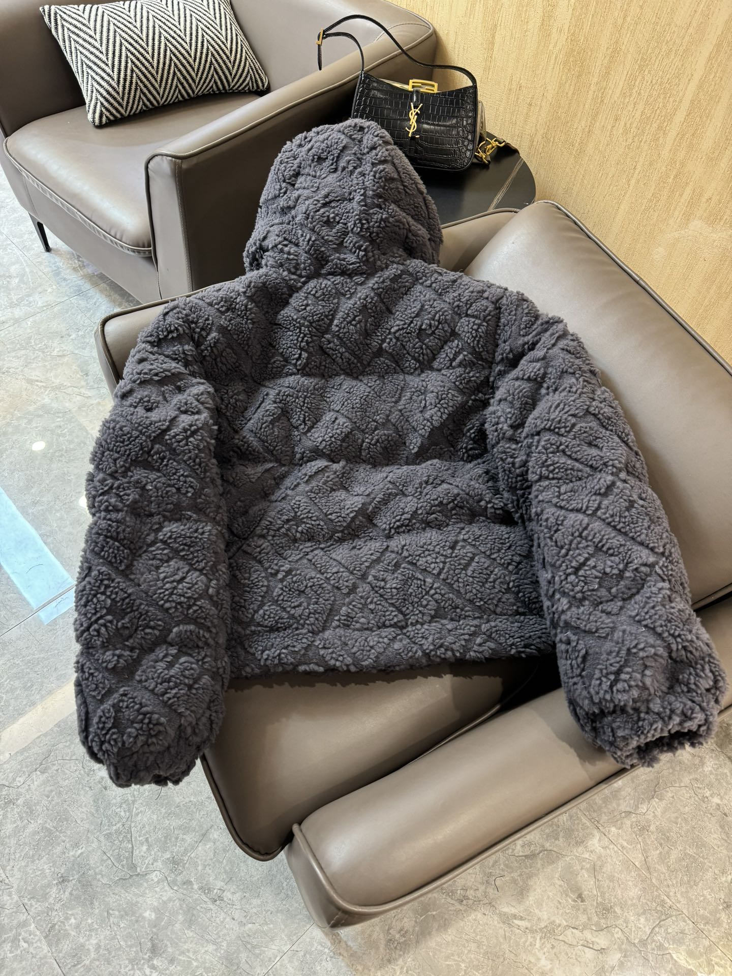 9986#羽绒服特价‼️SM 
Fendi 羊羔绒 logo 字母剪绒 80% 灰鹅绒 羽绒服 深灰色 