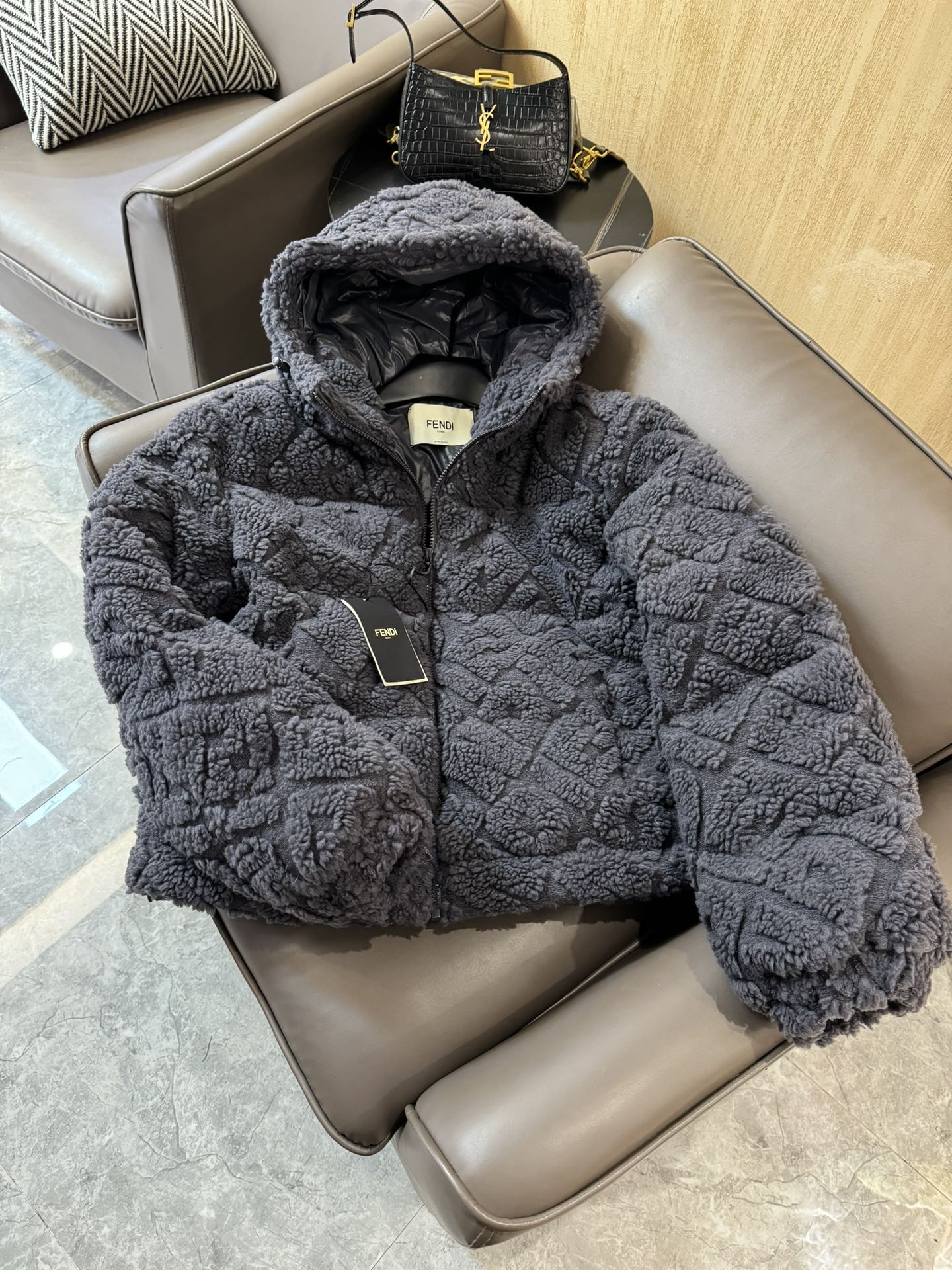 9986#羽绒服特价‼️SM 
Fendi 羊羔绒 logo 字母剪绒 80% 灰鹅绒 羽绒服 深灰色 