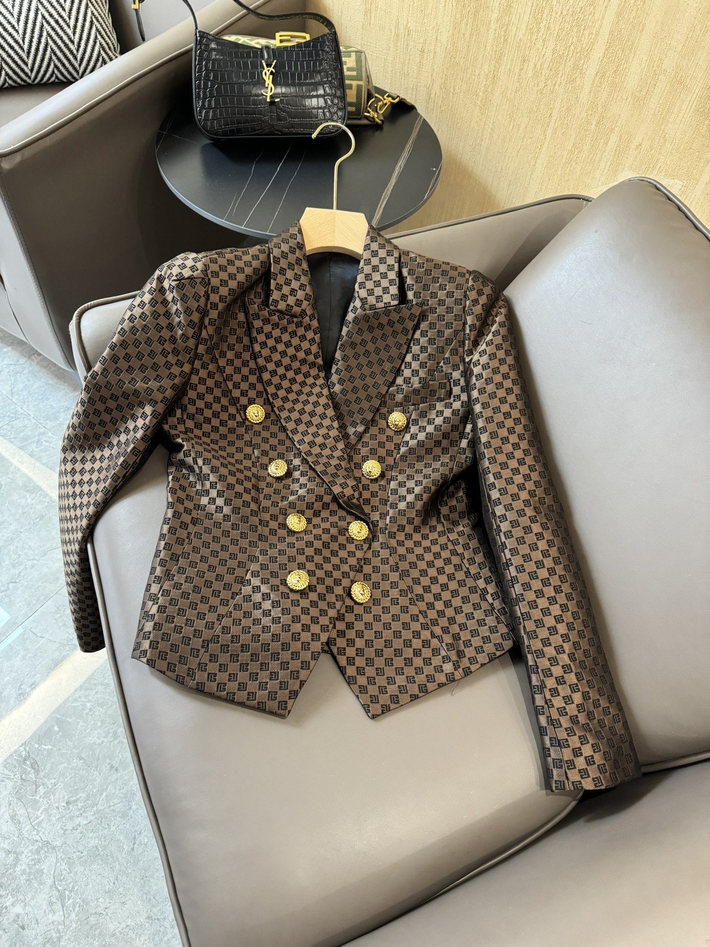 XZzsdqw02#新款西装外套⚠️PezdjsBalmain 巴尔曼 最近款金扣双排扣修身西装外套 显瘦SMLXL