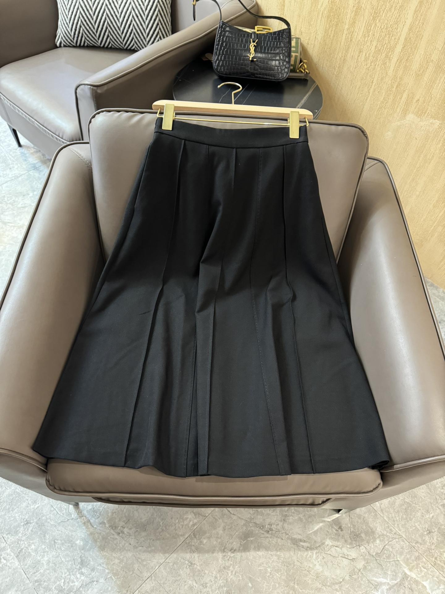 KZ013#新款半裙⚠️Pzedqe????\nLP 明线缝制捏褶 长半裙 米色 黑色 36/38/40/42